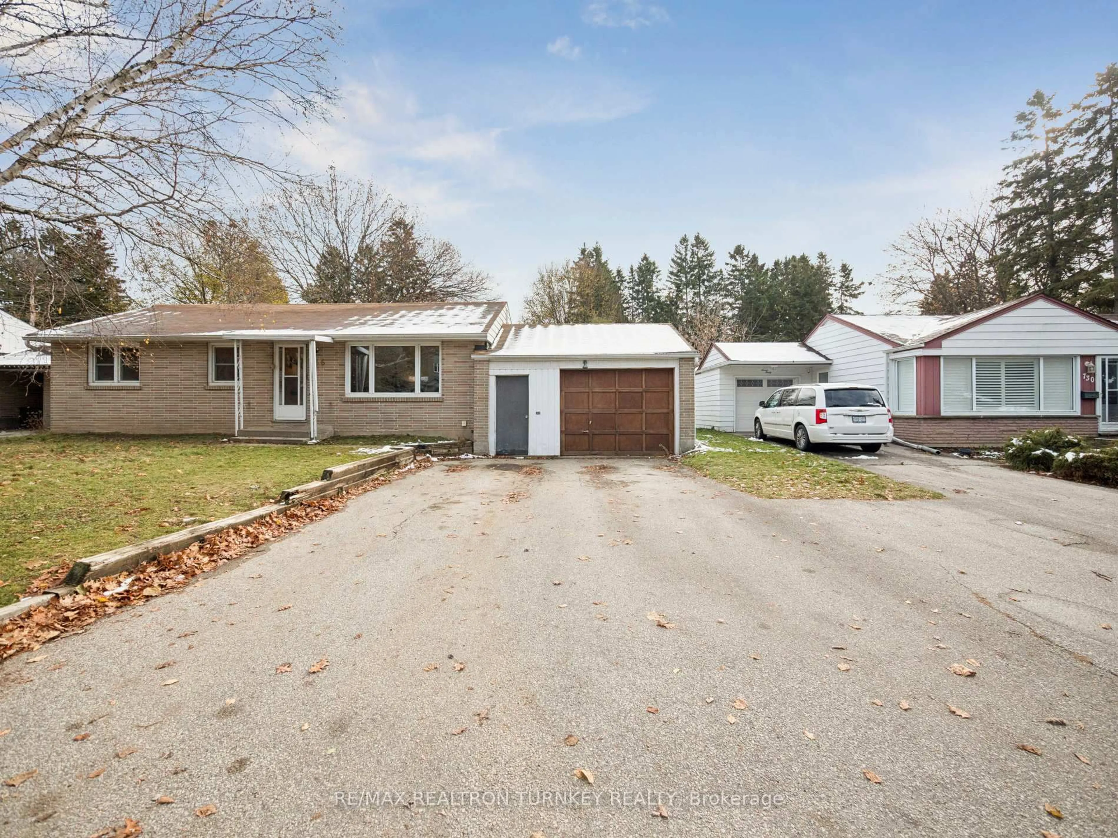 A pic from outside/outdoor area/front of a property/back of a property/a pic from drone, street for 736 Grace St, Newmarket Ontario L3Y 2L3