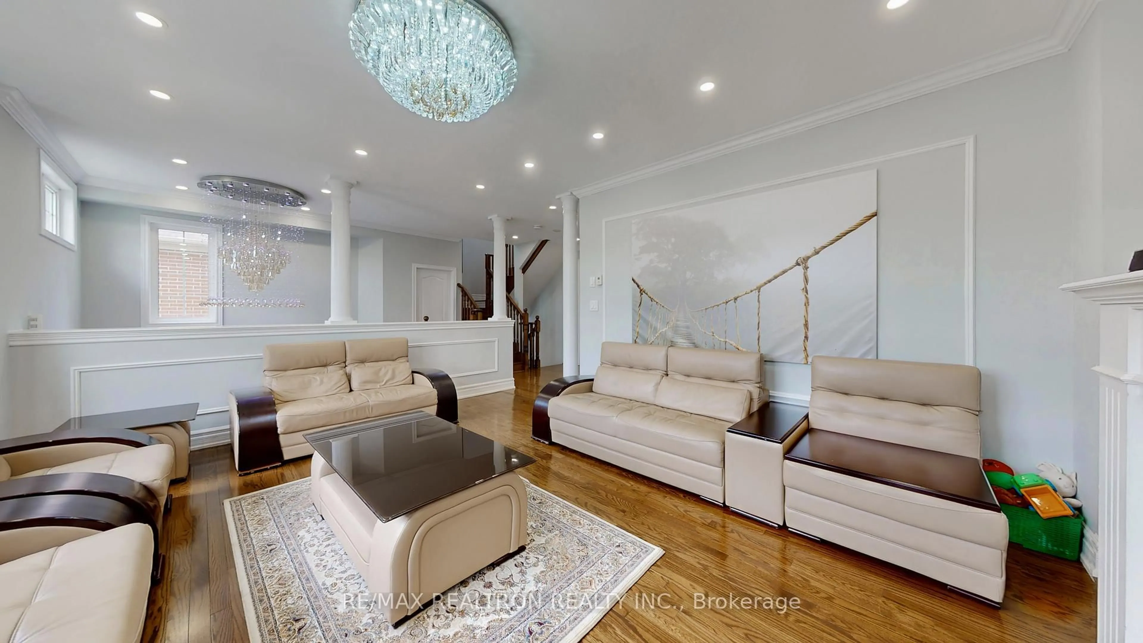 Living room with furniture, unknown for 72 Headwater Cres, Richmond Hill Ontario L4E 0T2