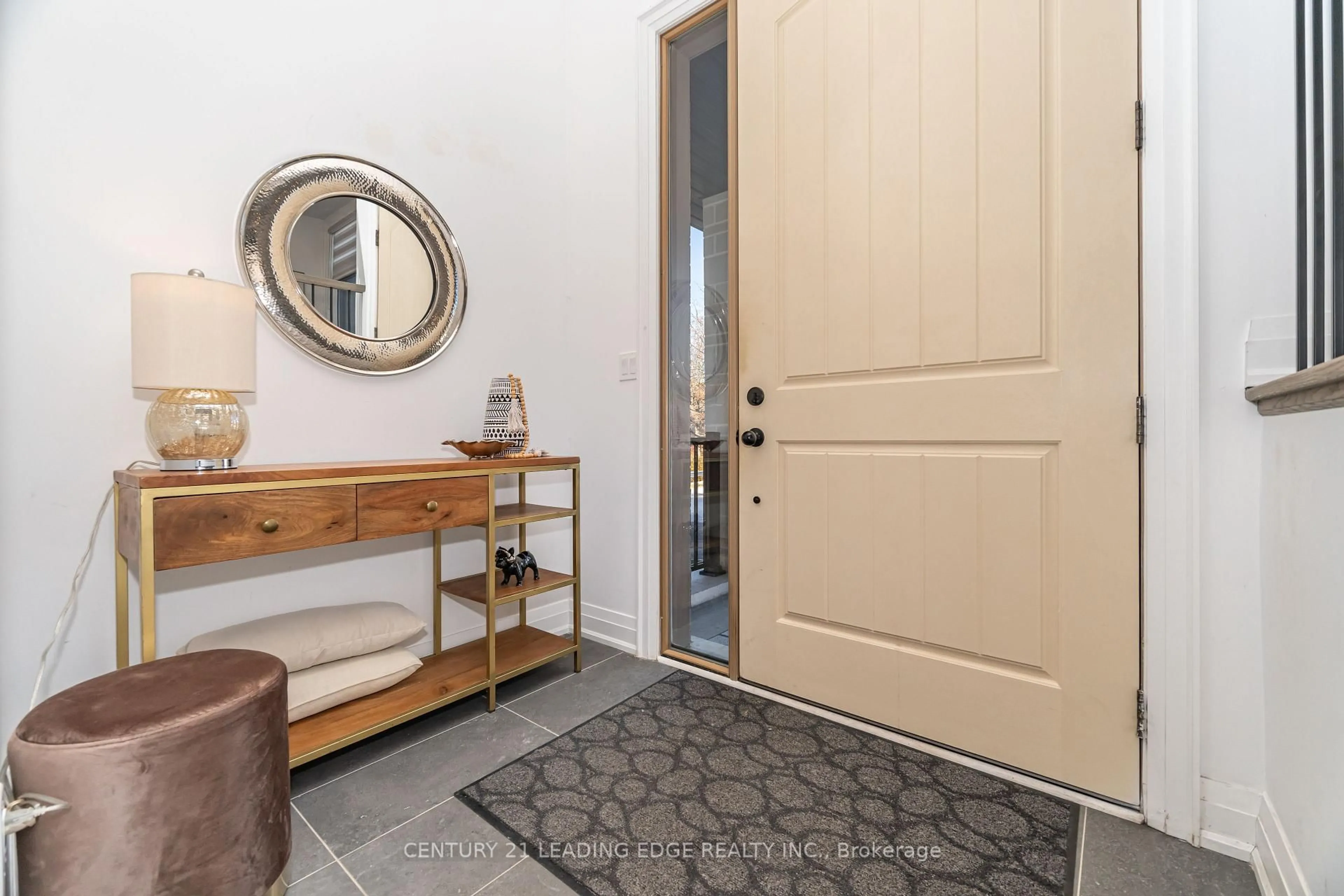 Indoor entryway for 15 Direzze Crt, Richmond Hill Ontario L4C 5T8