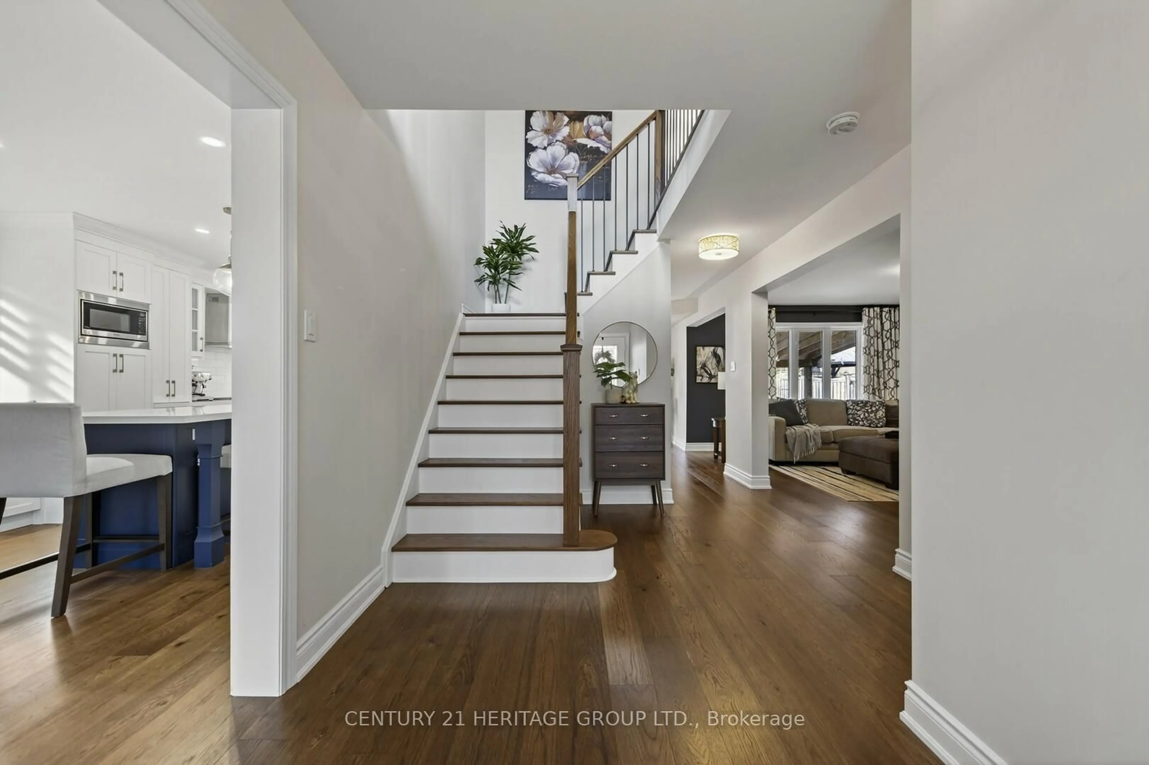 Indoor entryway for 27 Taylor Crt, Bradford West Gwillimbury Ontario L3Z 3J1