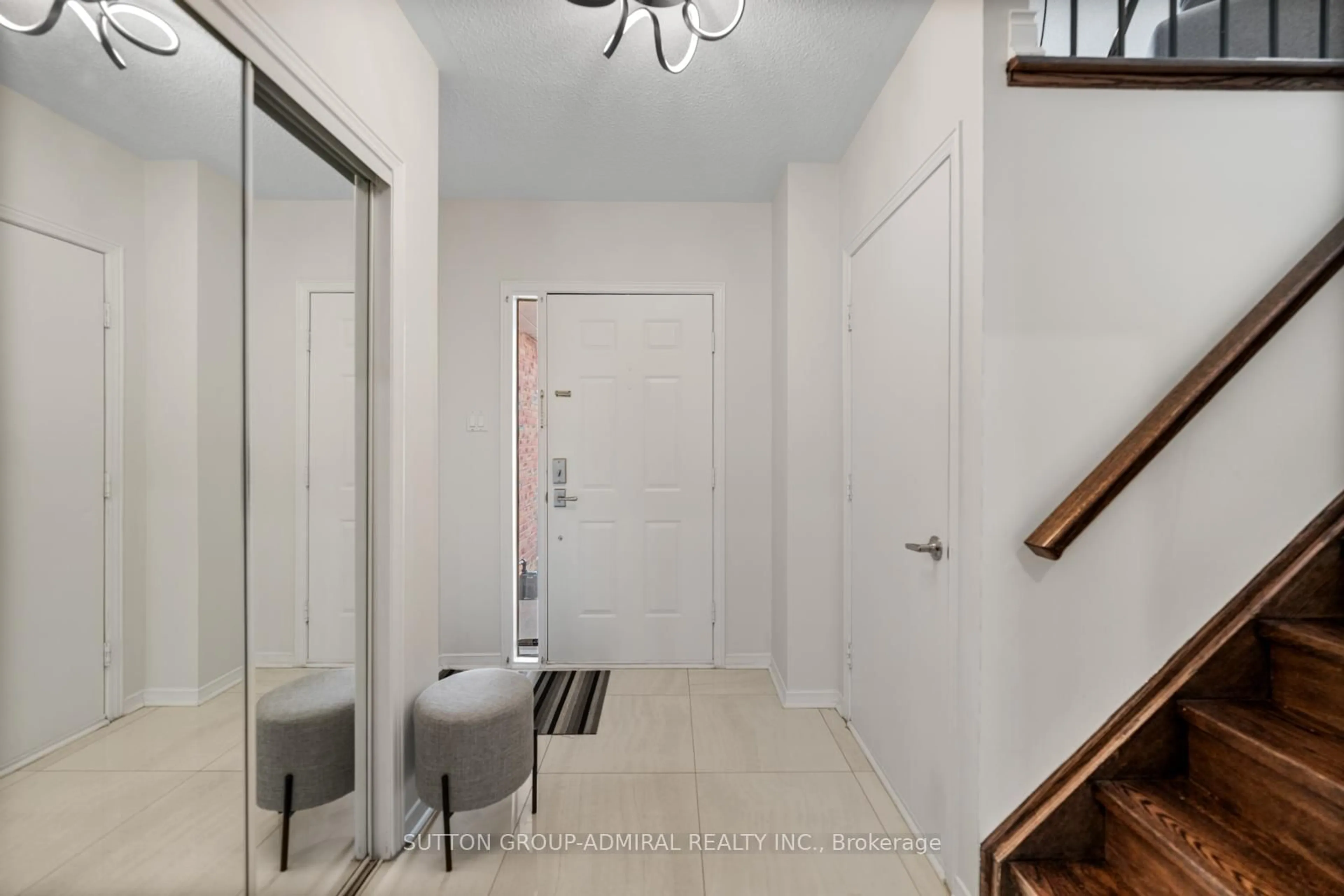 Indoor entryway for 125 Thornway Ave, Vaughan Ontario L4J 7Z3