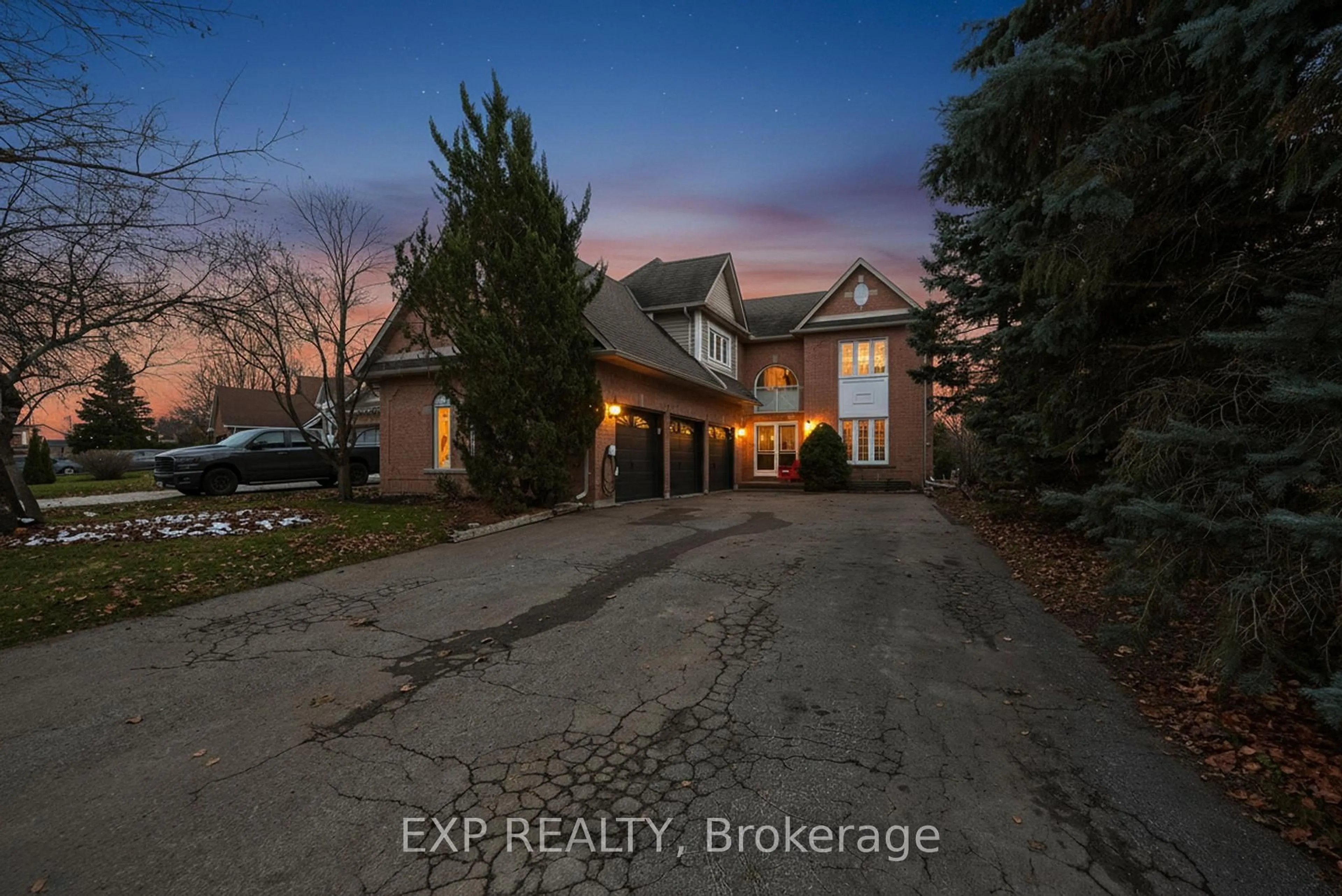 A pic from outside/outdoor area/front of a property/back of a property/a pic from drone, street for 27 Fontaine Dr, Georgina Ontario L4P 3N9