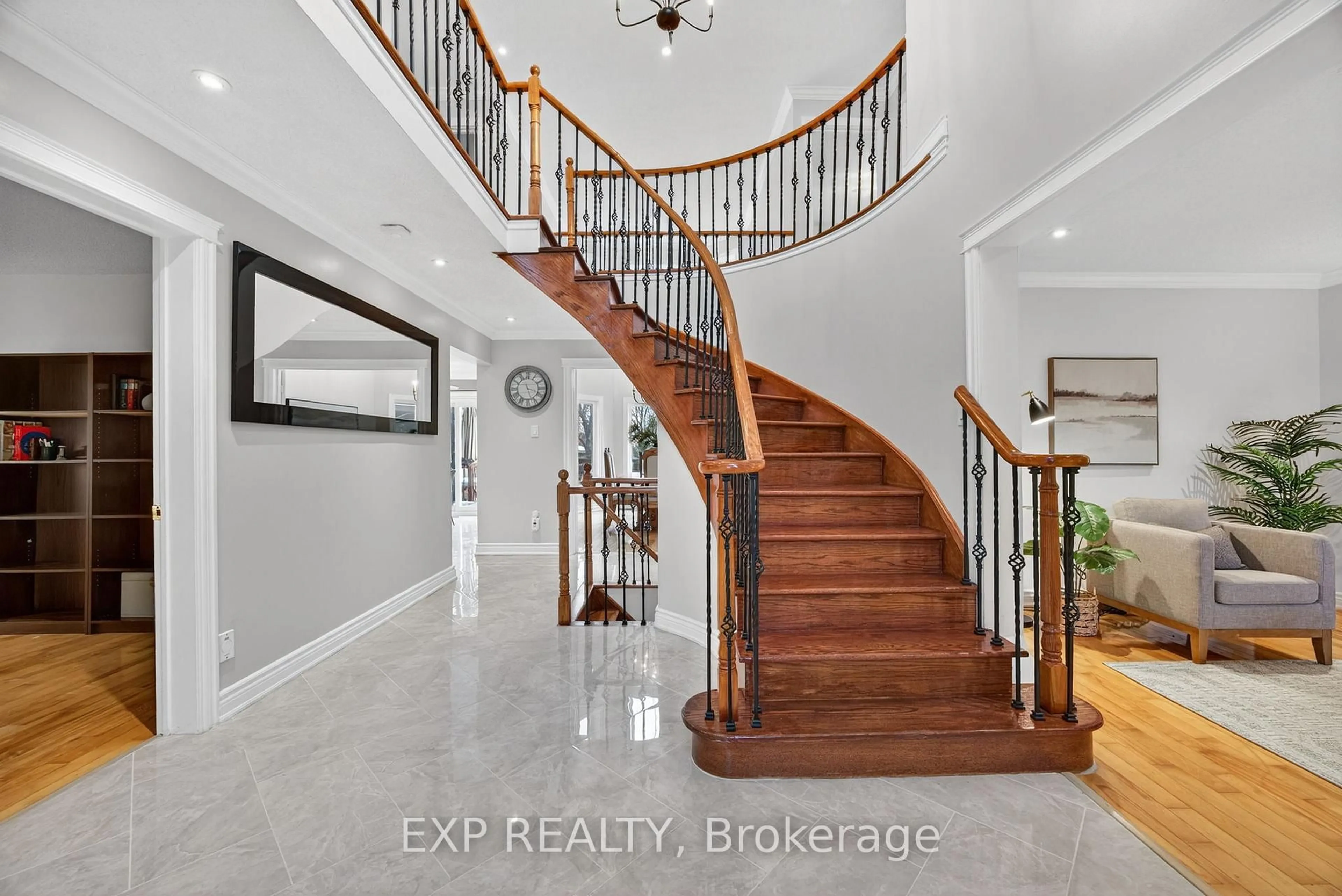 Indoor entryway for 27 Fontaine Dr, Georgina Ontario L4P 3N9