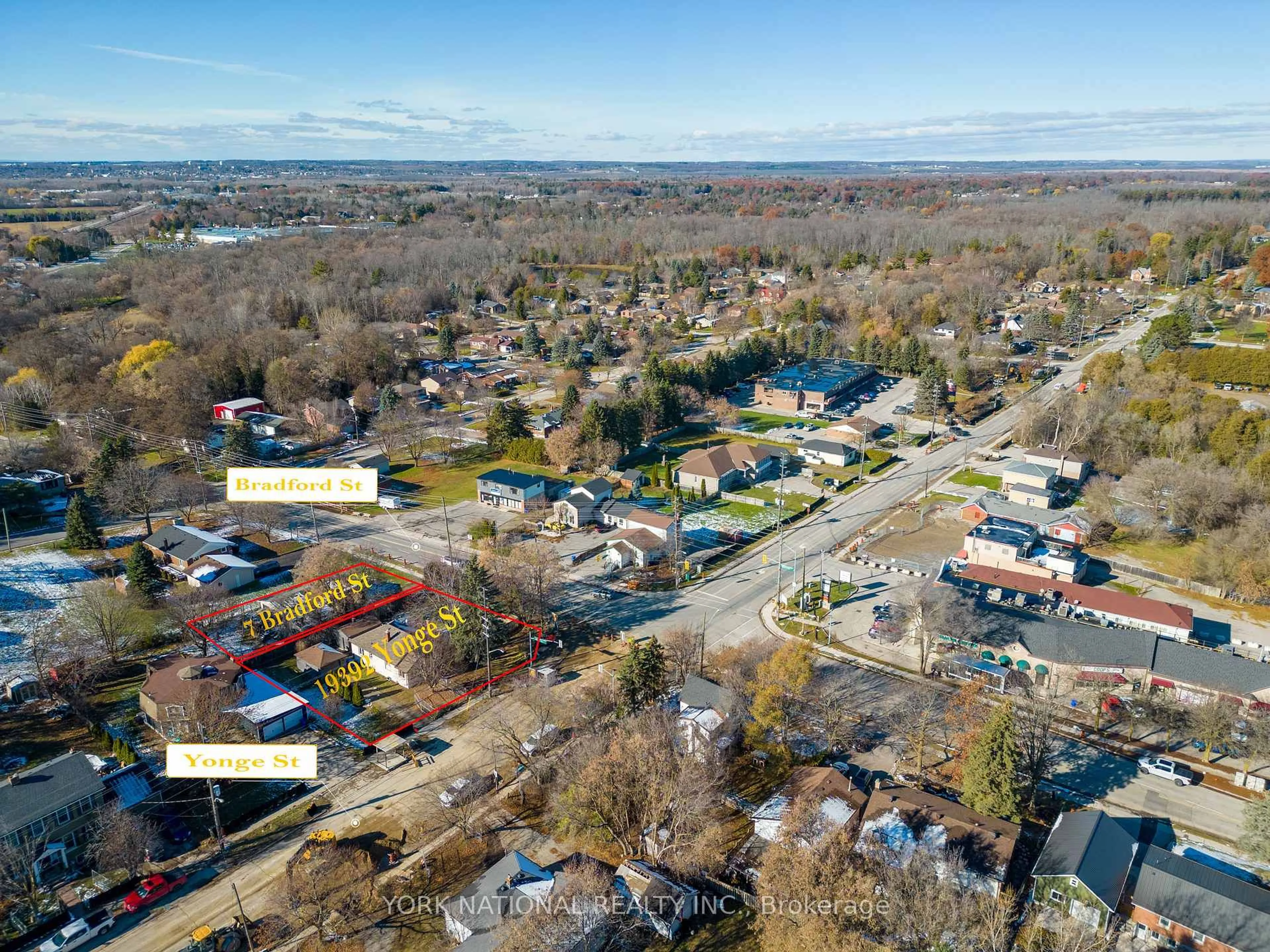 A pic from outside/outdoor area/front of a property/back of a property/a pic from drone, street for 19392 Yonge St, East Gwillimbury Ontario L9N 1L7