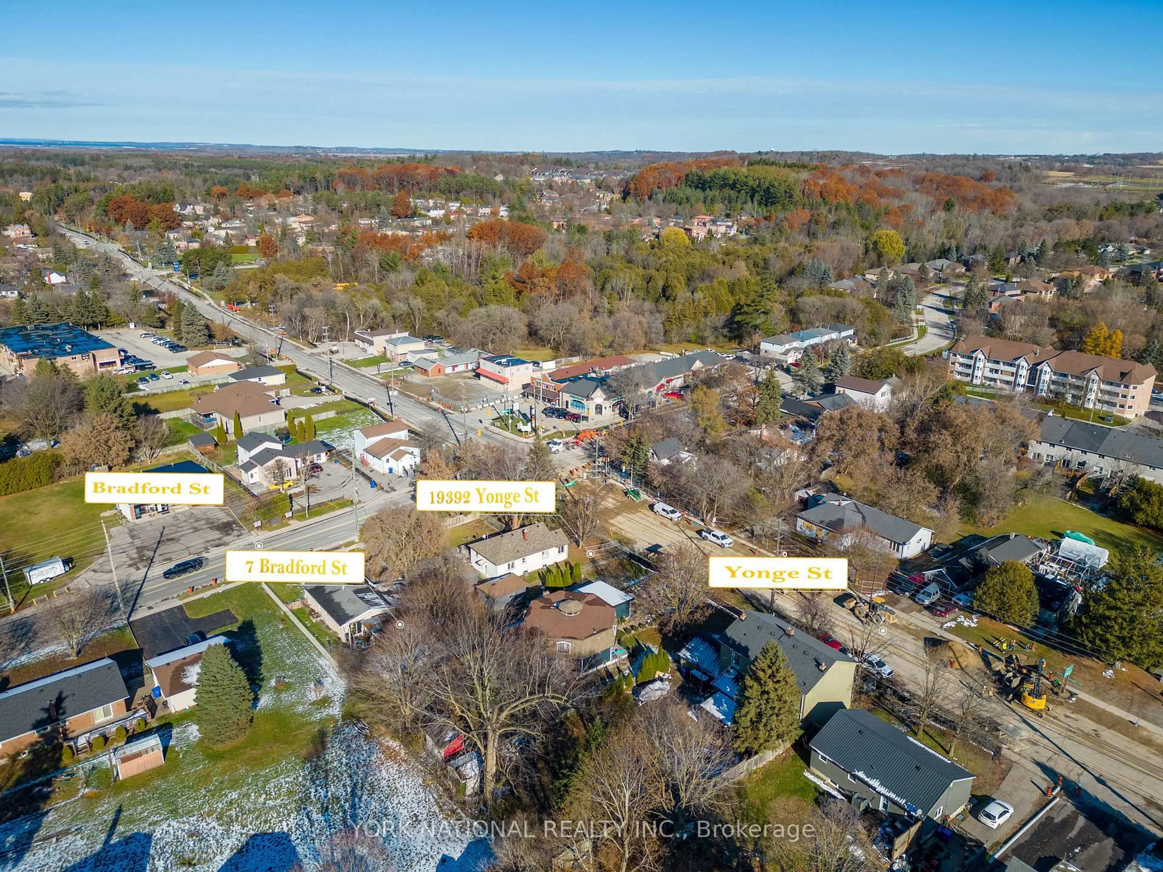 A pic from outside/outdoor area/front of a property/back of a property/a pic from drone, street for 19392 Yonge St, East Gwillimbury Ontario L9N 1L7