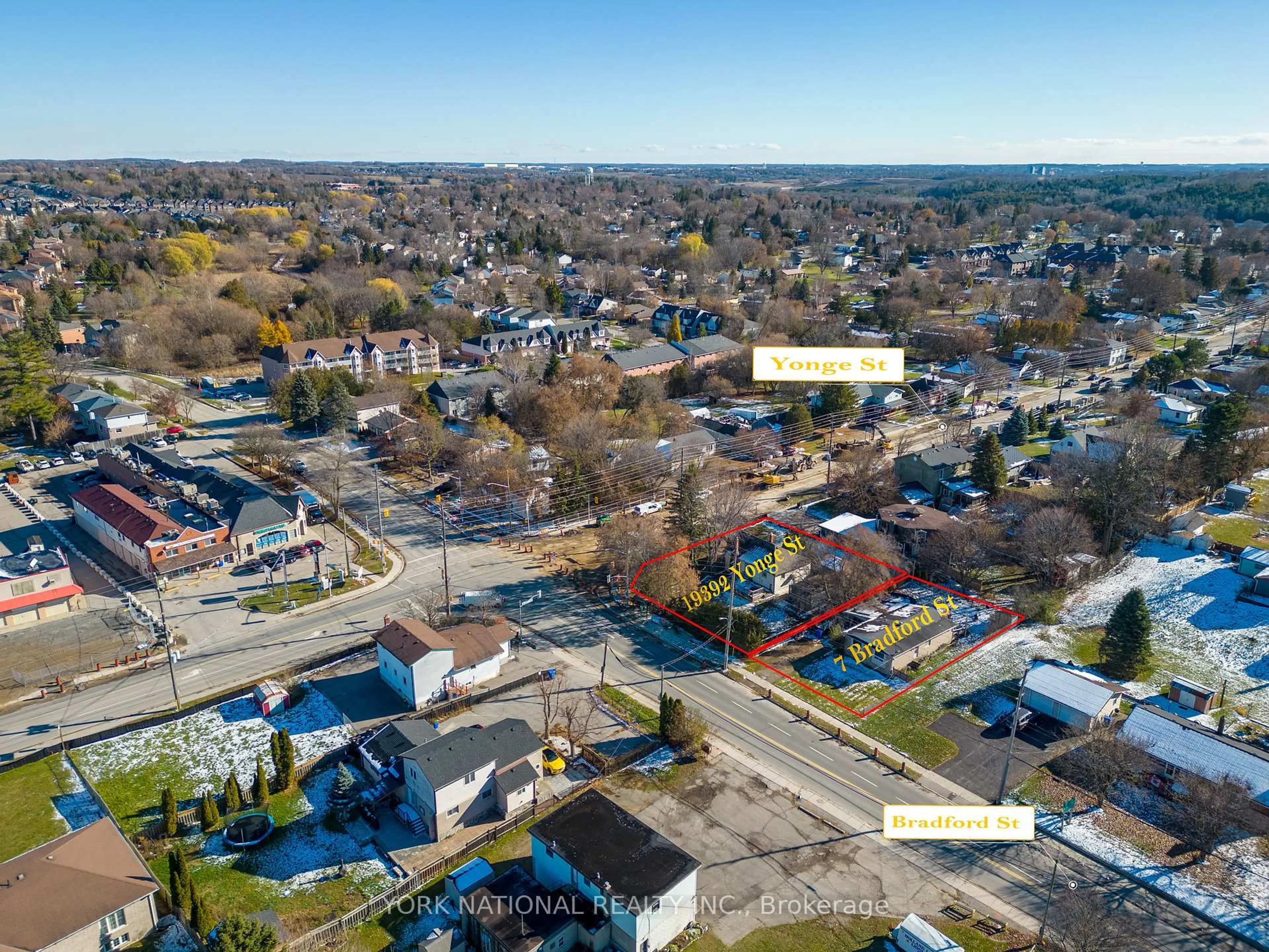 A pic from outside/outdoor area/front of a property/back of a property/a pic from drone, street for 19392 Yonge St, East Gwillimbury Ontario L9N 1L7