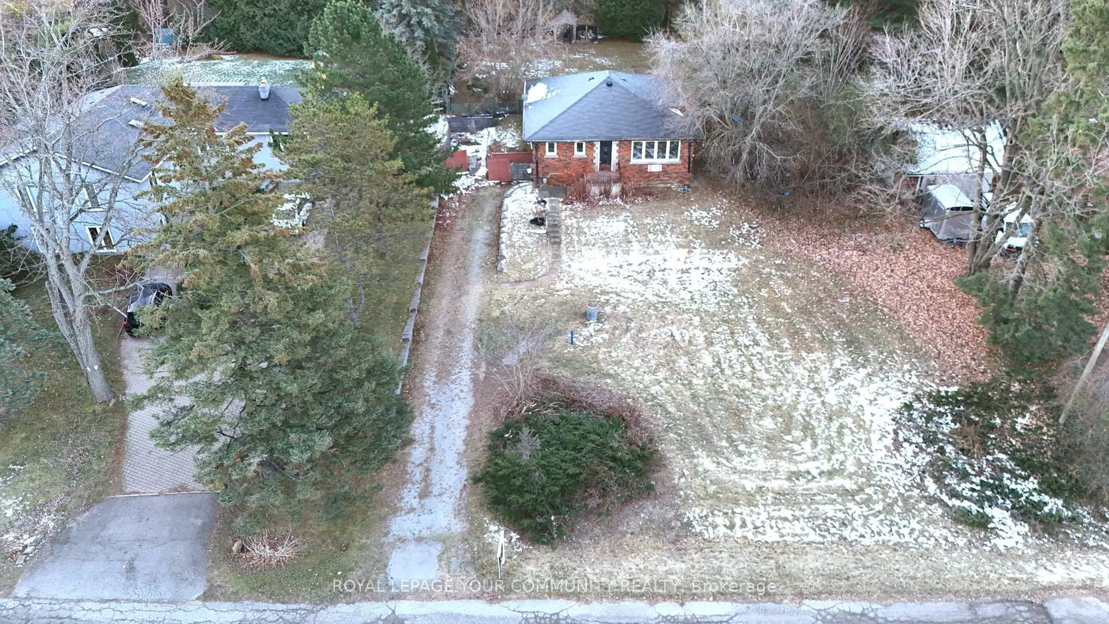A pic from outside/outdoor area/front of a property/back of a property/a pic from drone, street for 79 Muirhead Cres, Richmond Hill Ontario L4E 3M7