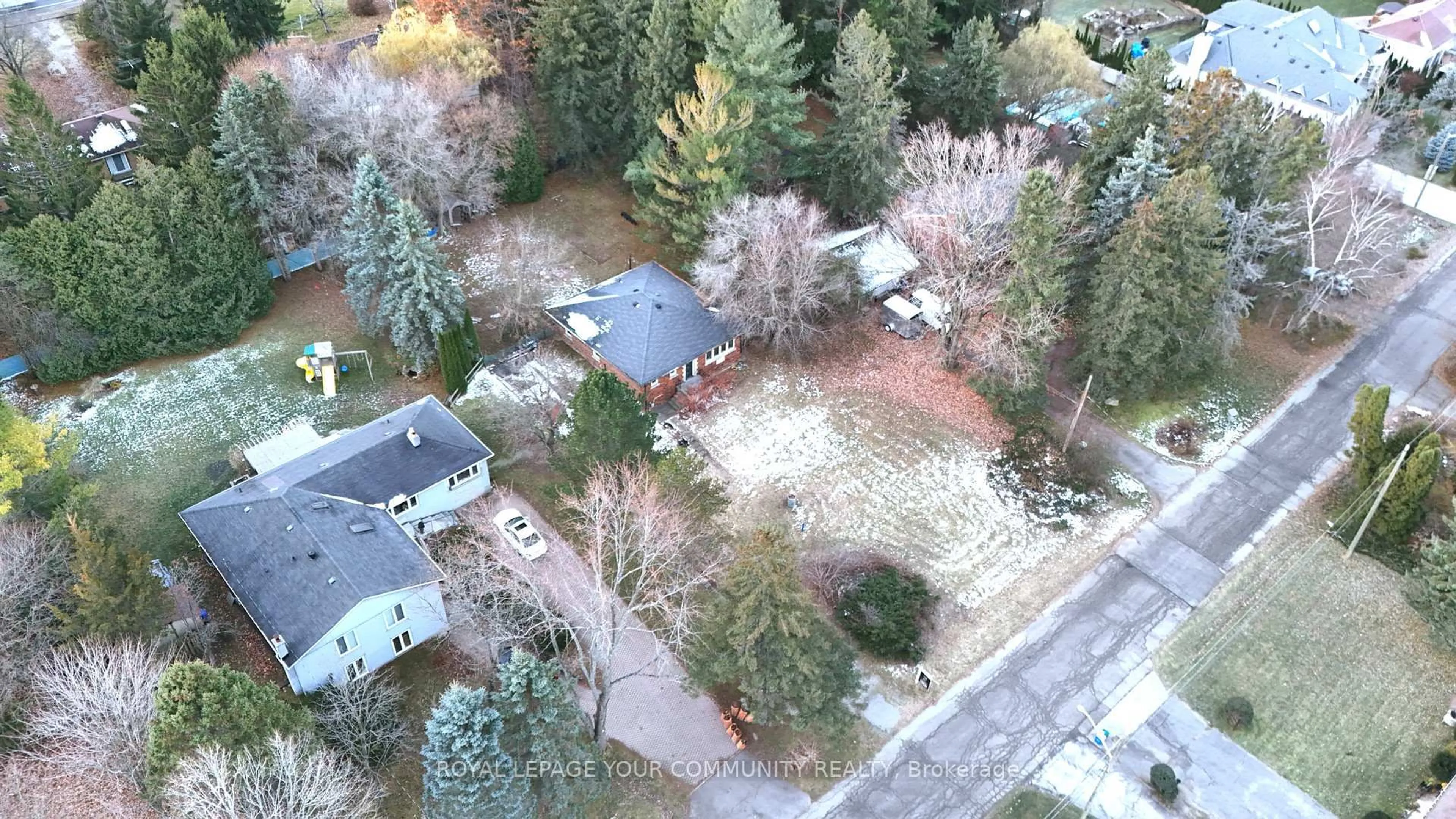 A pic from outside/outdoor area/front of a property/back of a property/a pic from drone, street for 79 Muirhead Cres, Richmond Hill Ontario L4E 3M7
