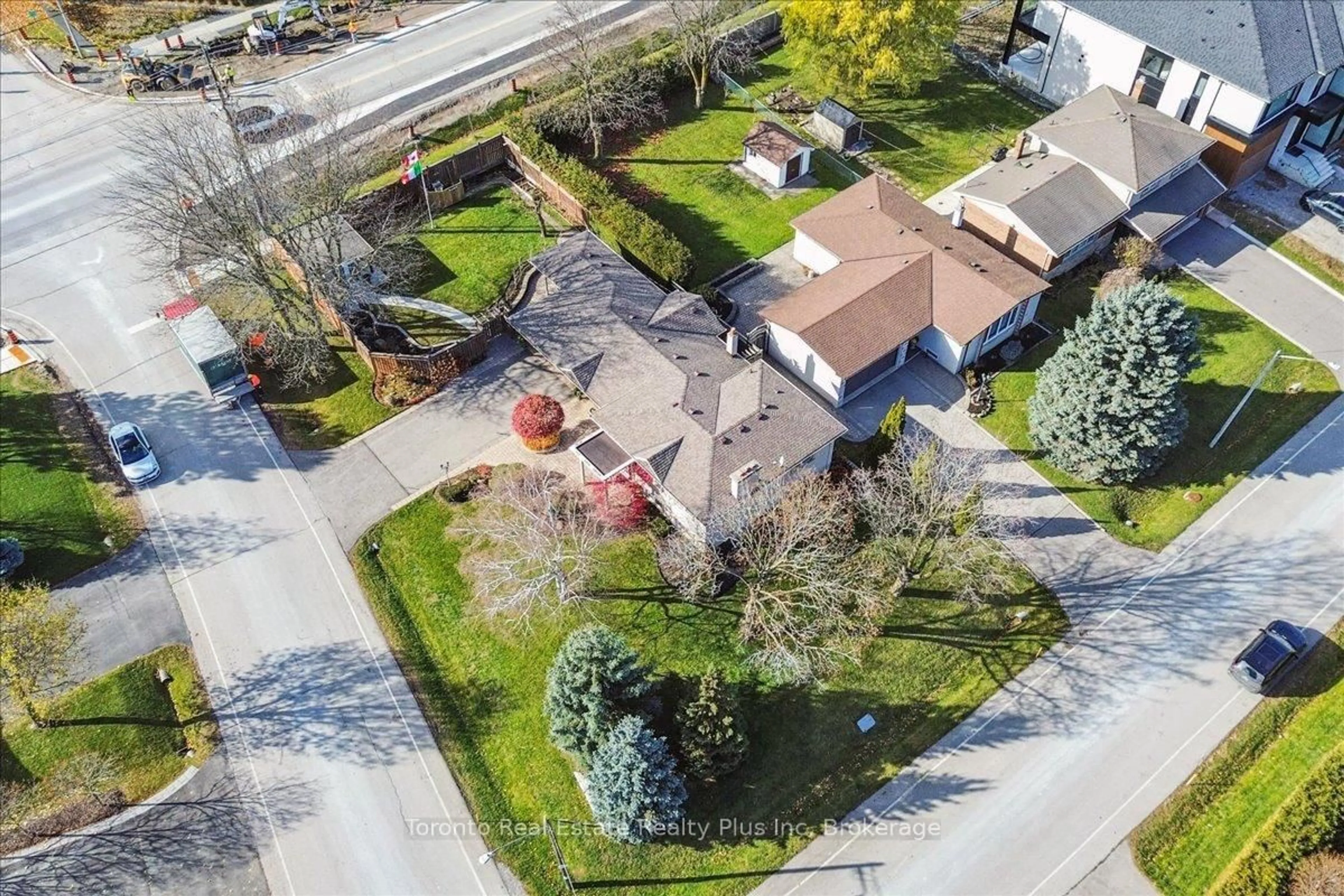 A pic from outside/outdoor area/front of a property/back of a property/a pic from drone, street for 10 Sevilla Blvd, Vaughan Ontario L0J 1C0