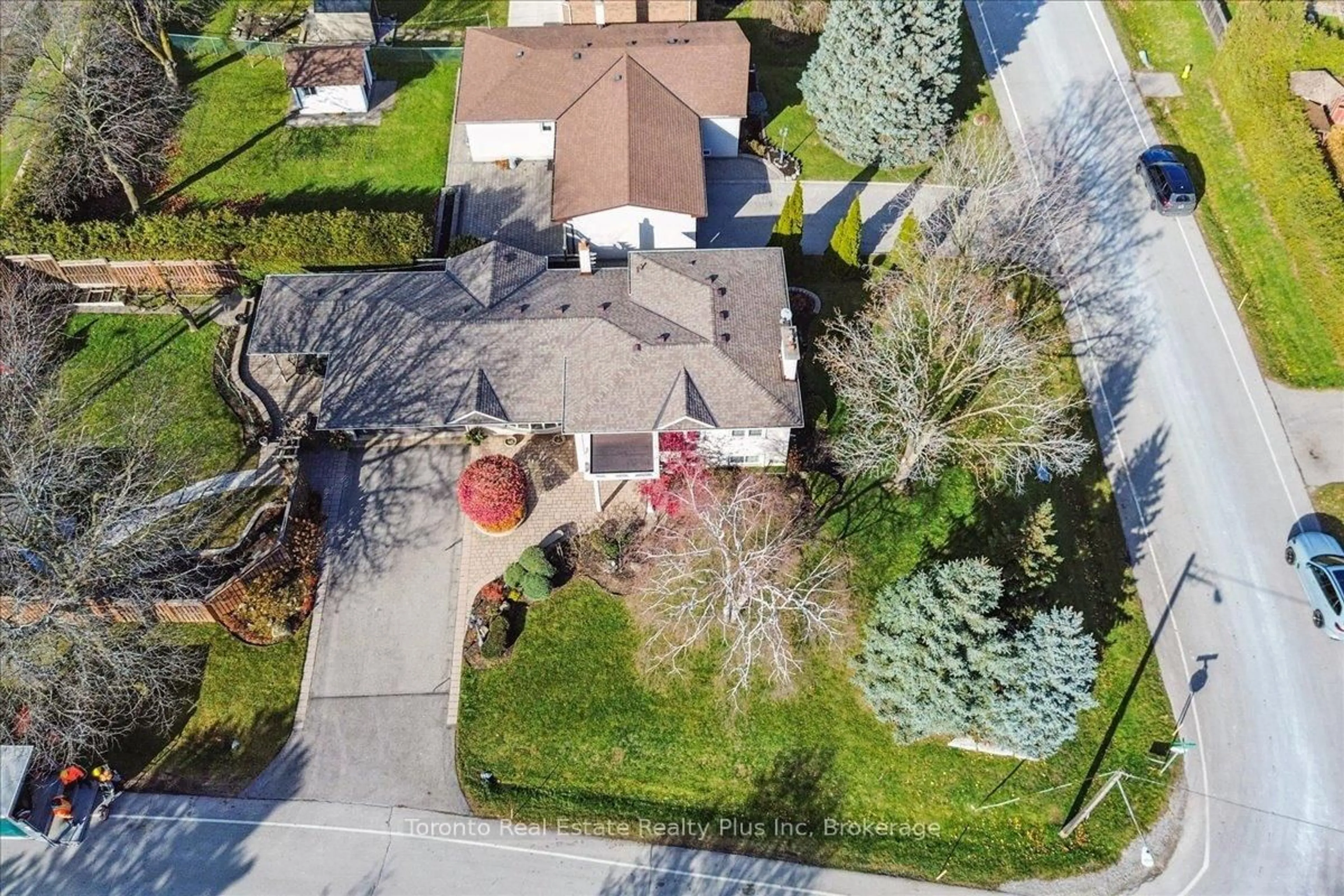 A pic from outside/outdoor area/front of a property/back of a property/a pic from drone, street for 10 Sevilla Blvd, Vaughan Ontario L0J 1C0