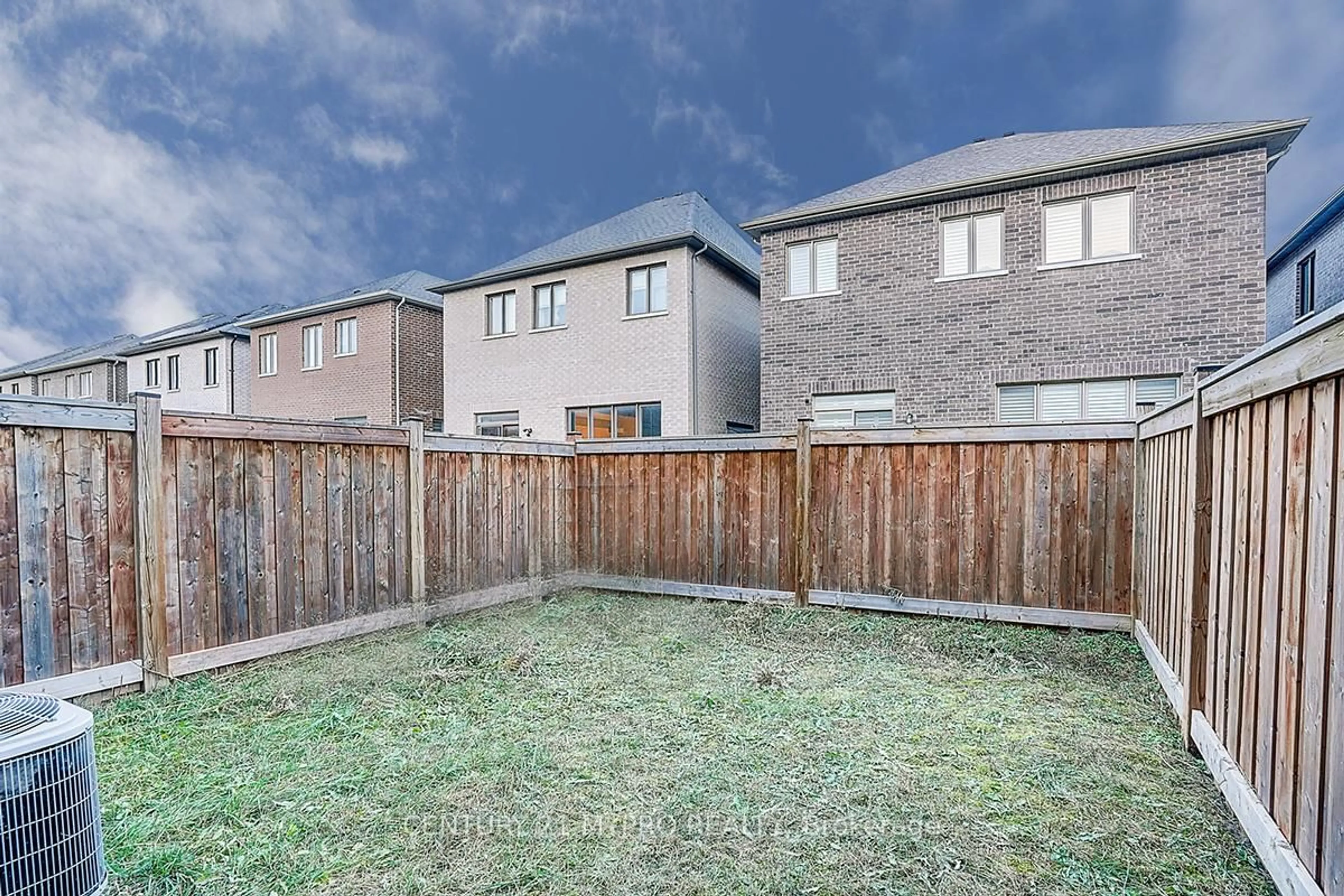 A pic from outside/outdoor area/front of a property/back of a property/a pic from drone, street for 33 Mallery St, Richmond Hill Ontario L4S 0H7