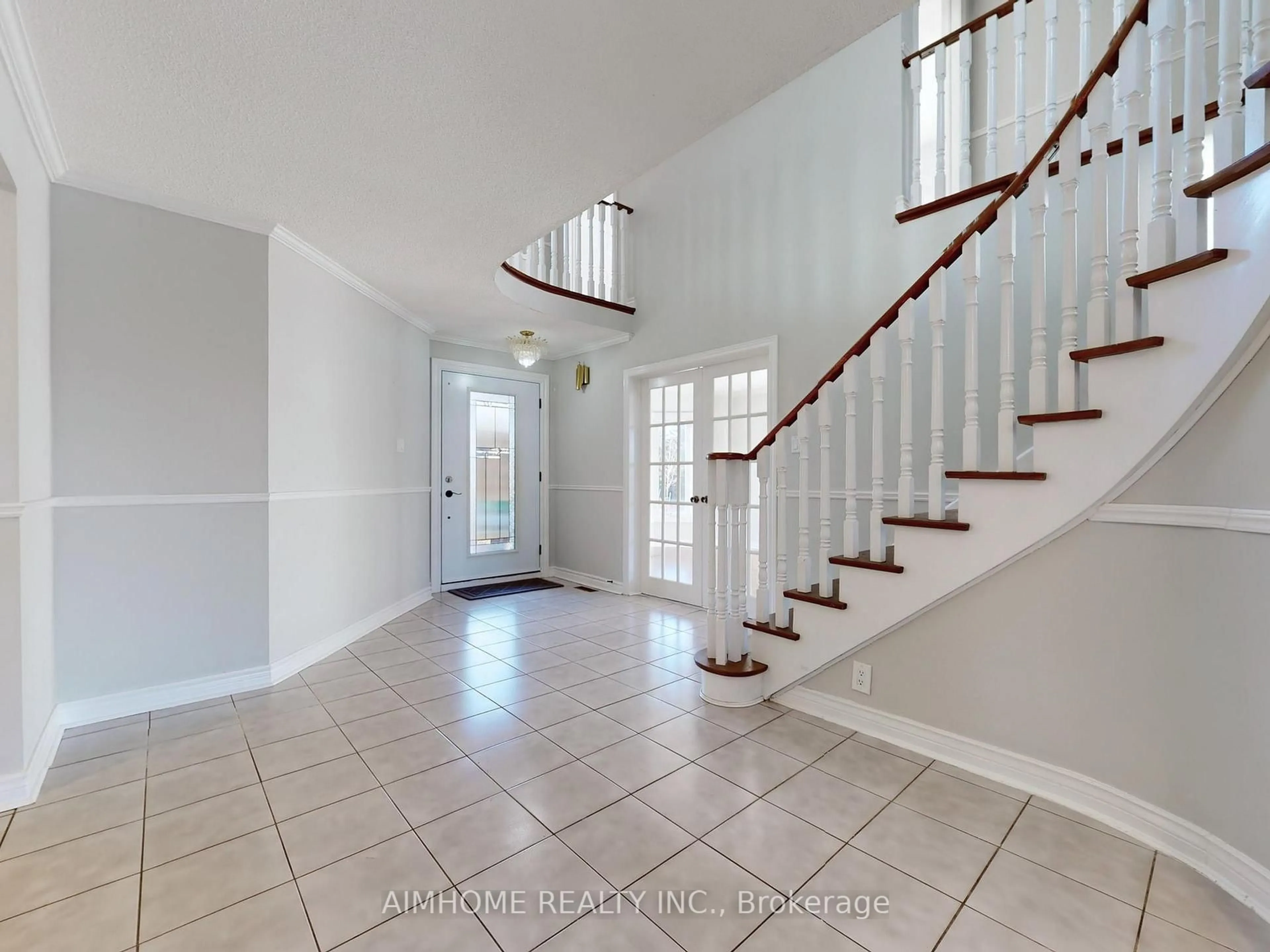 Indoor foyer for 207 Kensit Ave, Newmarket Ontario L3X 1S6