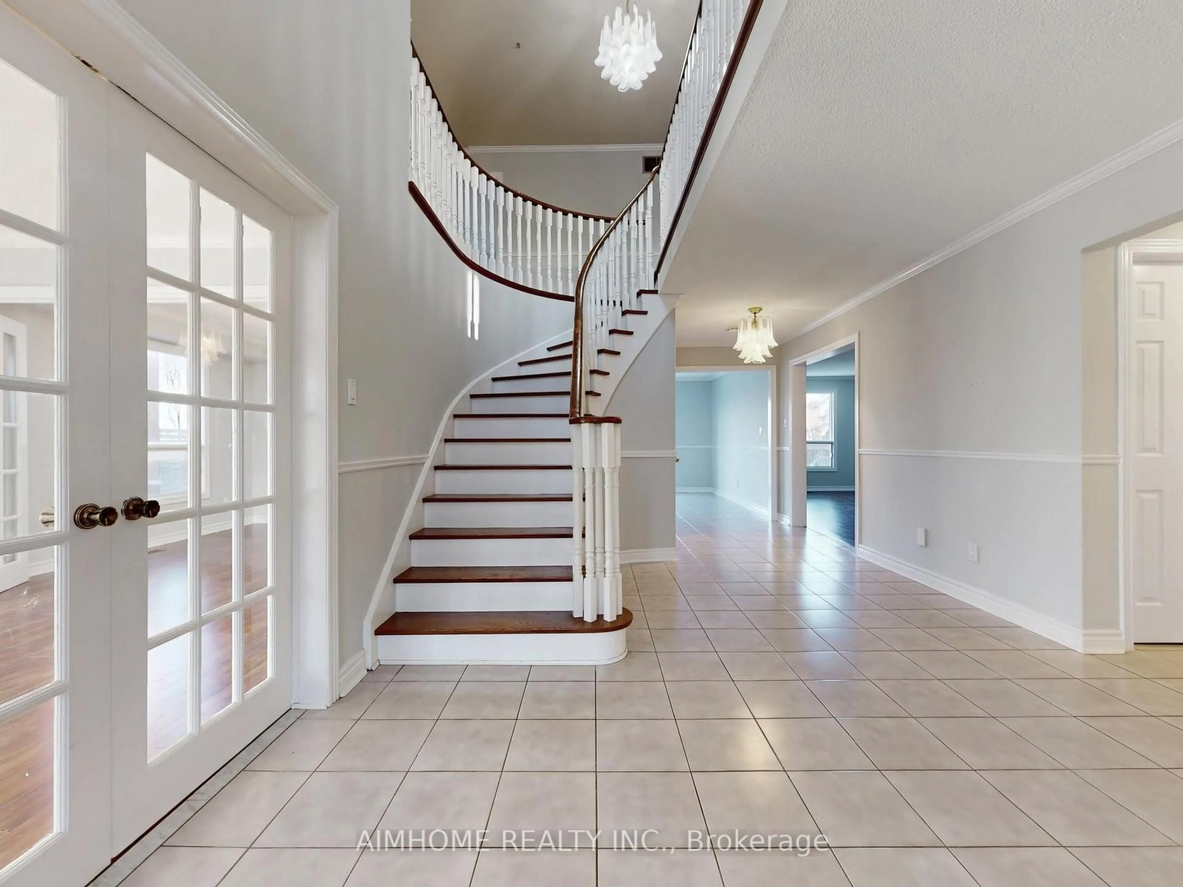 Indoor foyer for 207 Kensit Ave, Newmarket Ontario L3X 1S6