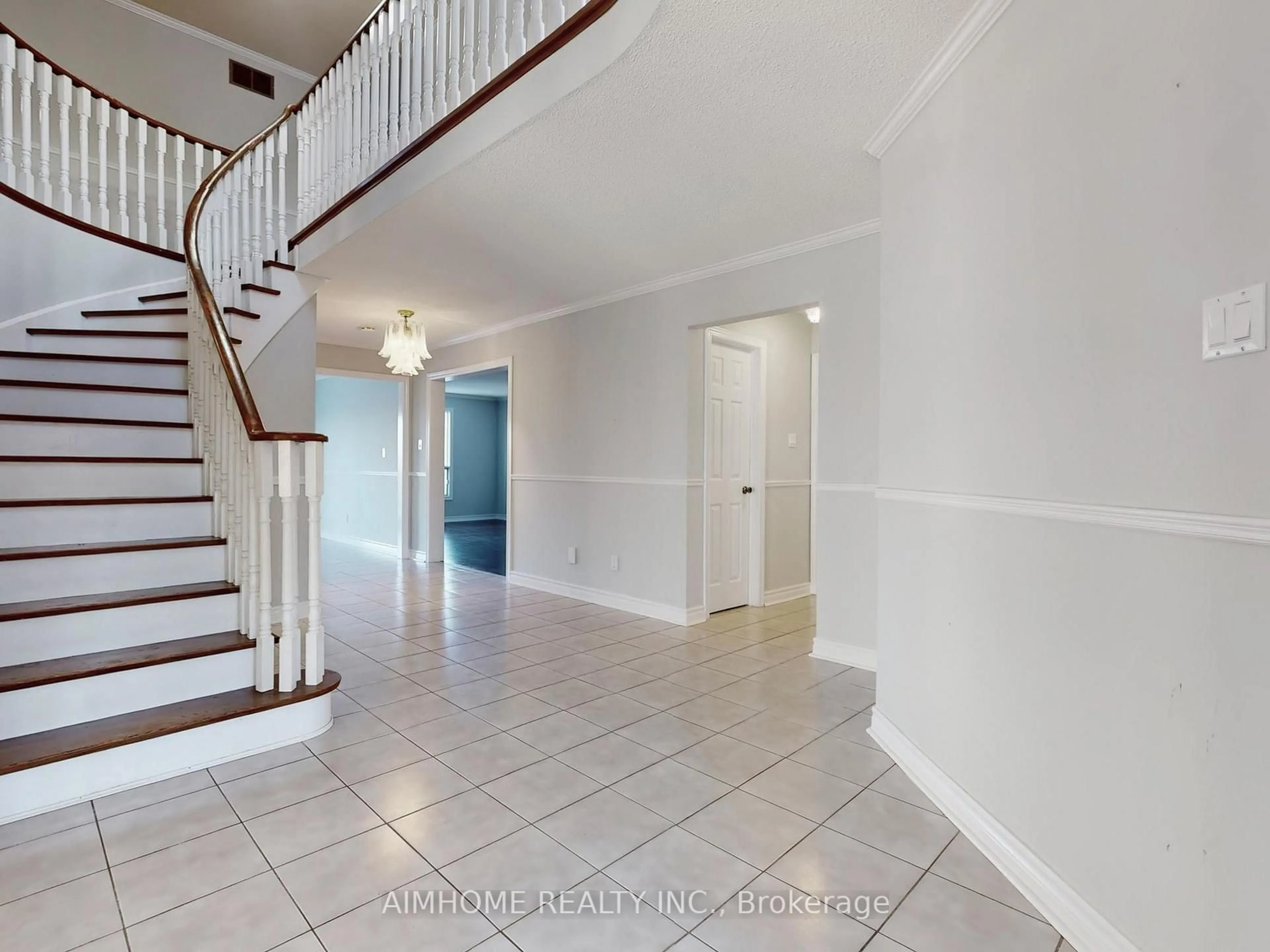 Indoor foyer for 207 Kensit Ave, Newmarket Ontario L3X 1S6