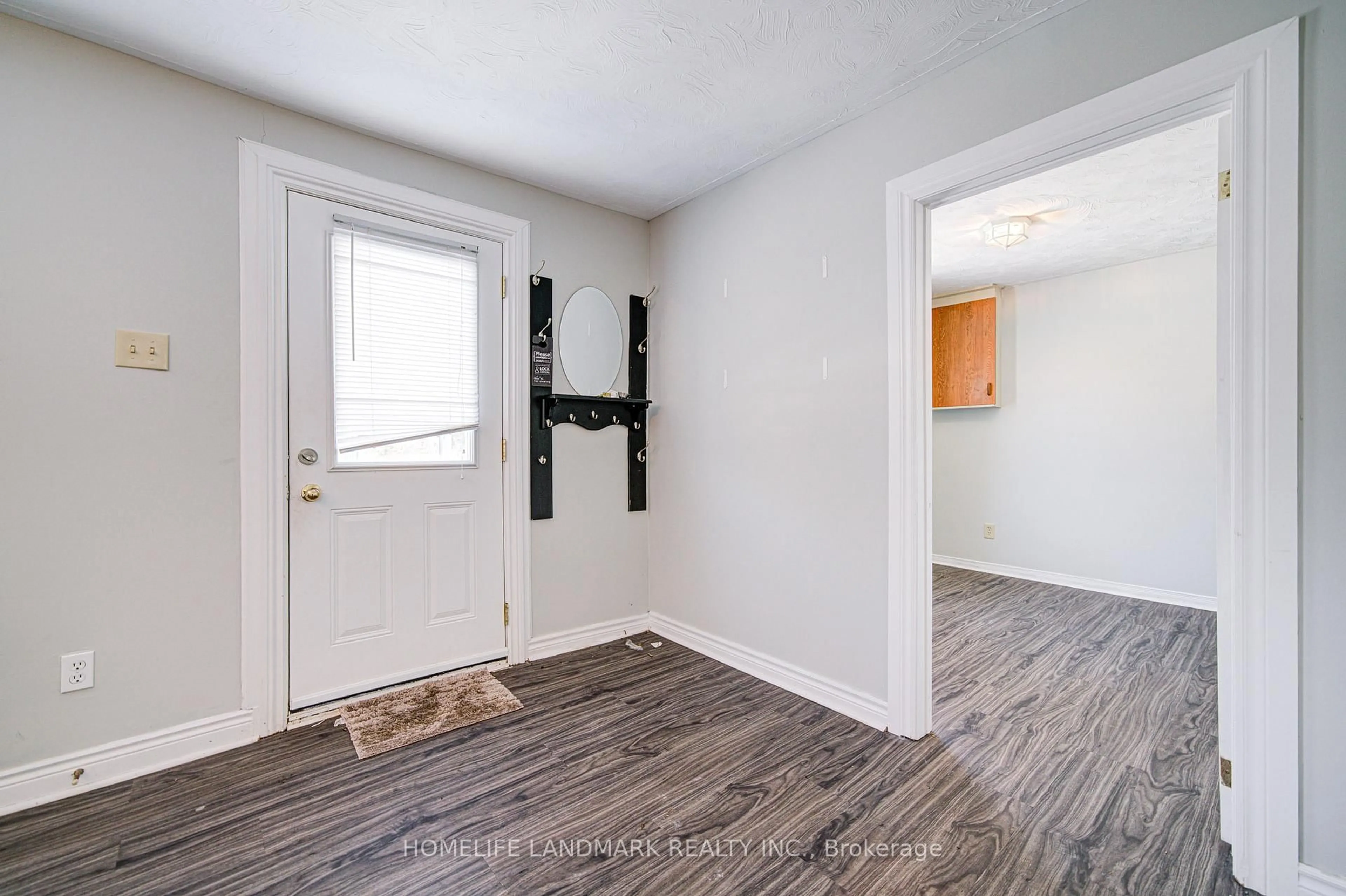 Indoor entryway for 21654 Warden Ave, East Gwillimbury Ontario L0G 1R0