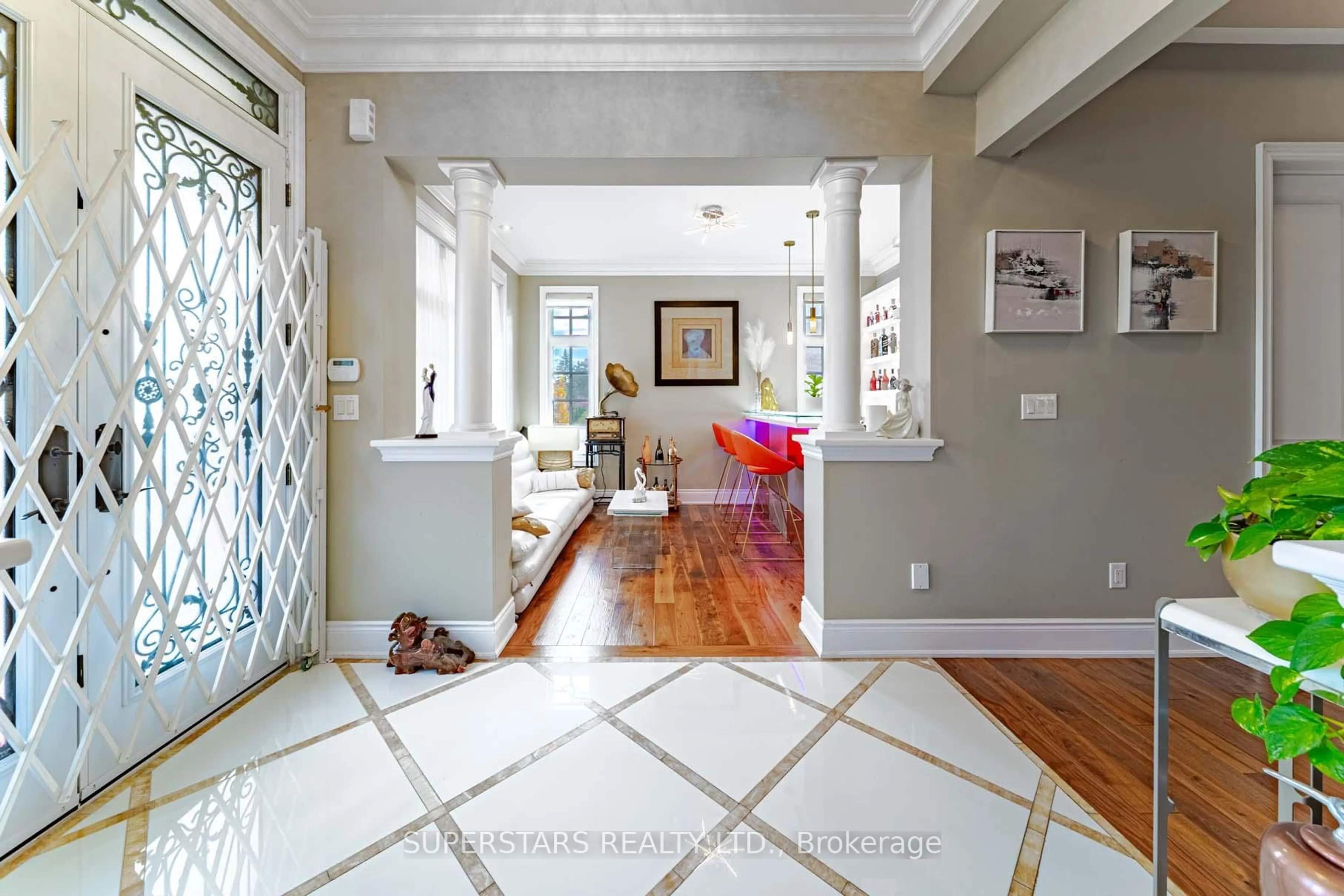 Indoor entryway for 19 Royal County Down Cres, Markham Ontario L6C 0K1