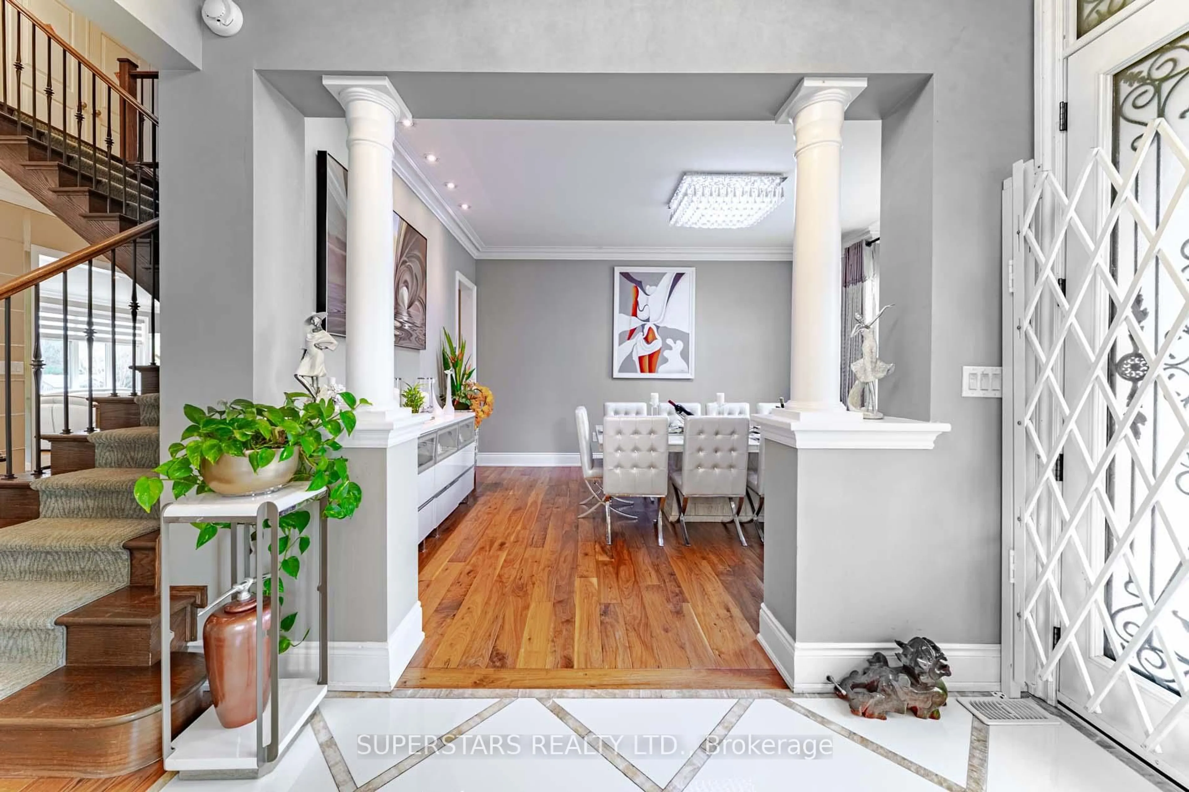 Indoor entryway for 19 Royal County Down Cres, Markham Ontario L6C 0K1