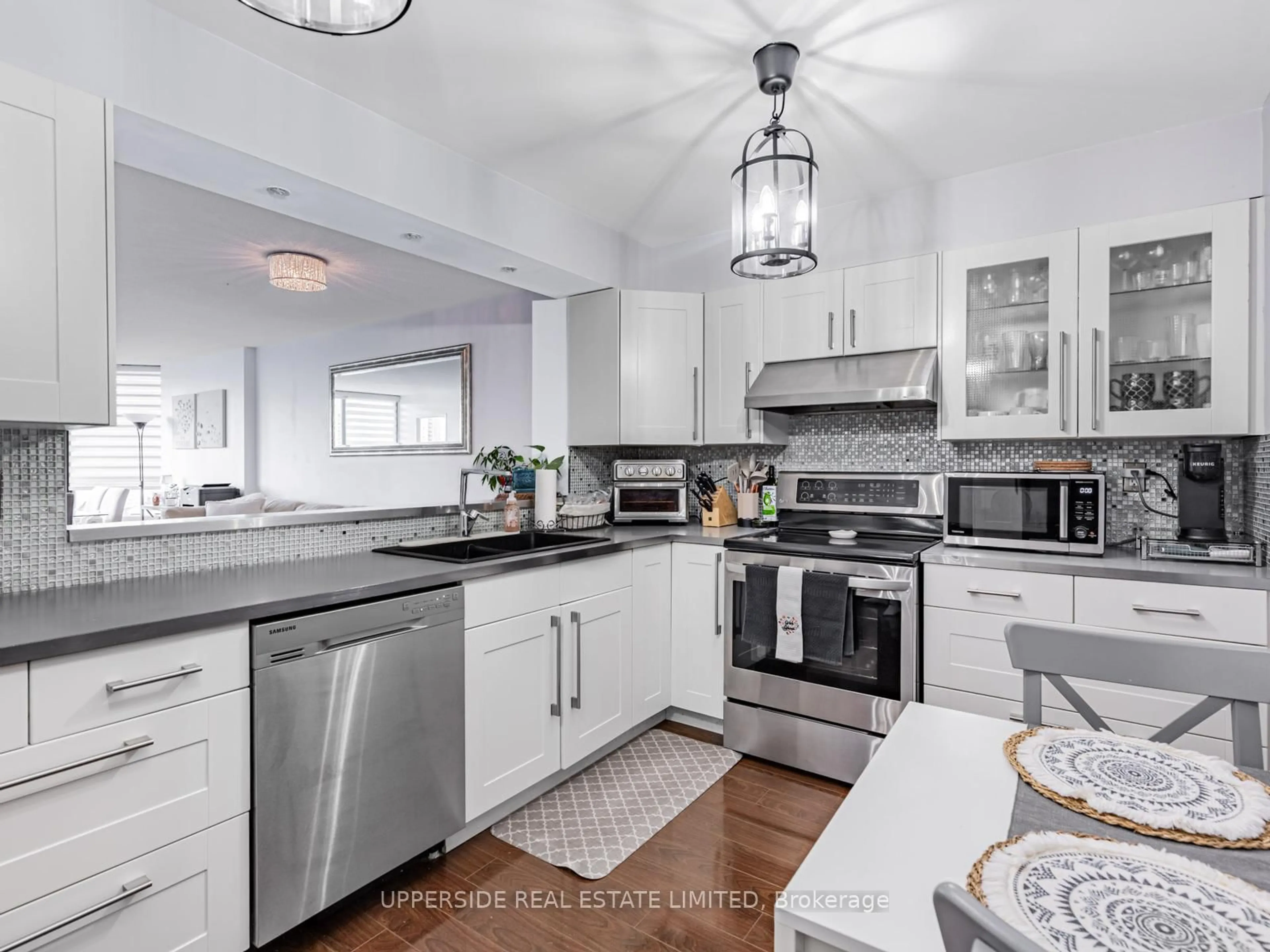 Open concept kitchen, ceramic/tile floor for 7420 Bathurst St #512, Vaughan Ontario L4J 6X4