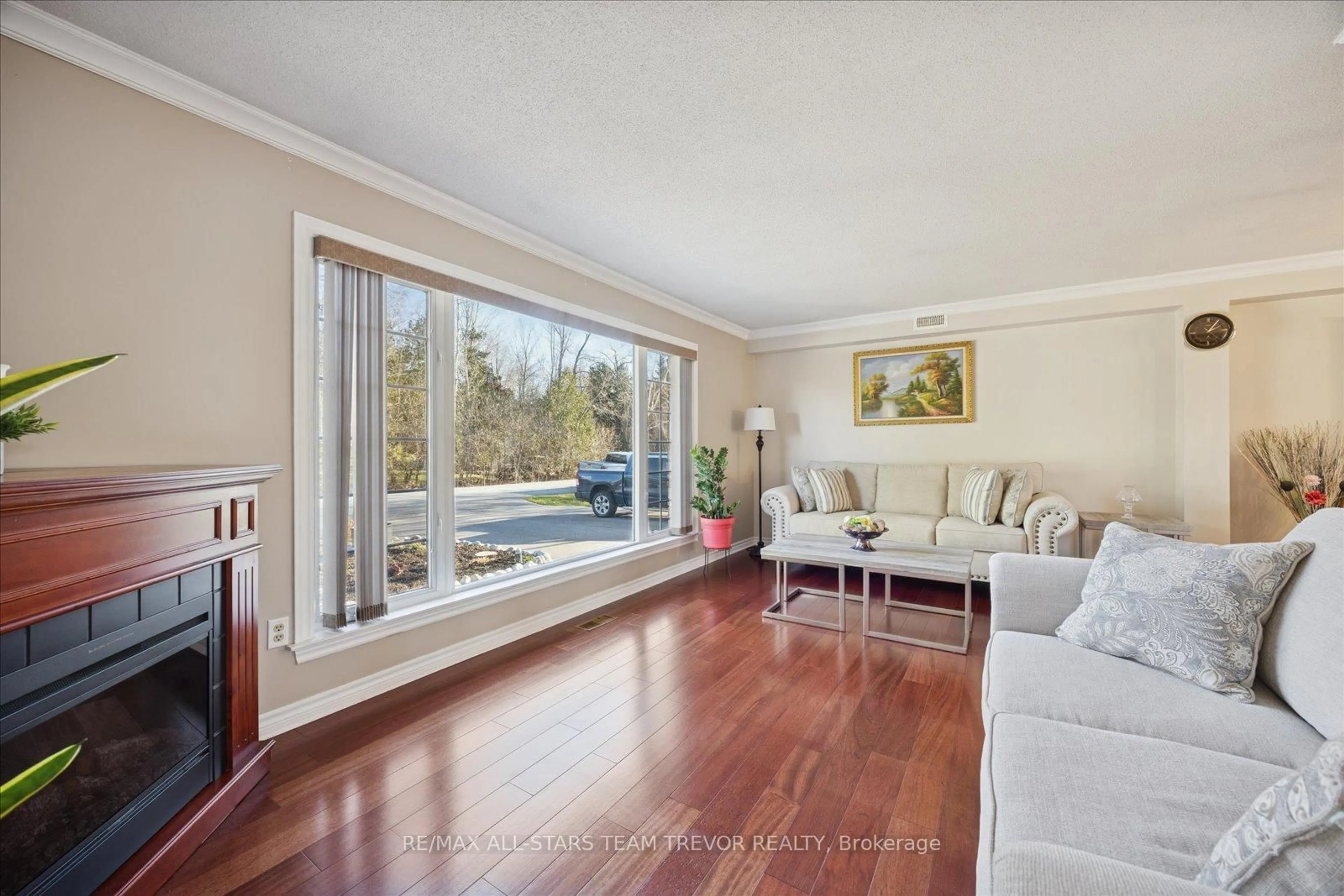 Living room with furniture, wood/laminate floor for 52 Beaverdale Cres, Georgina Ontario L0E 1N0