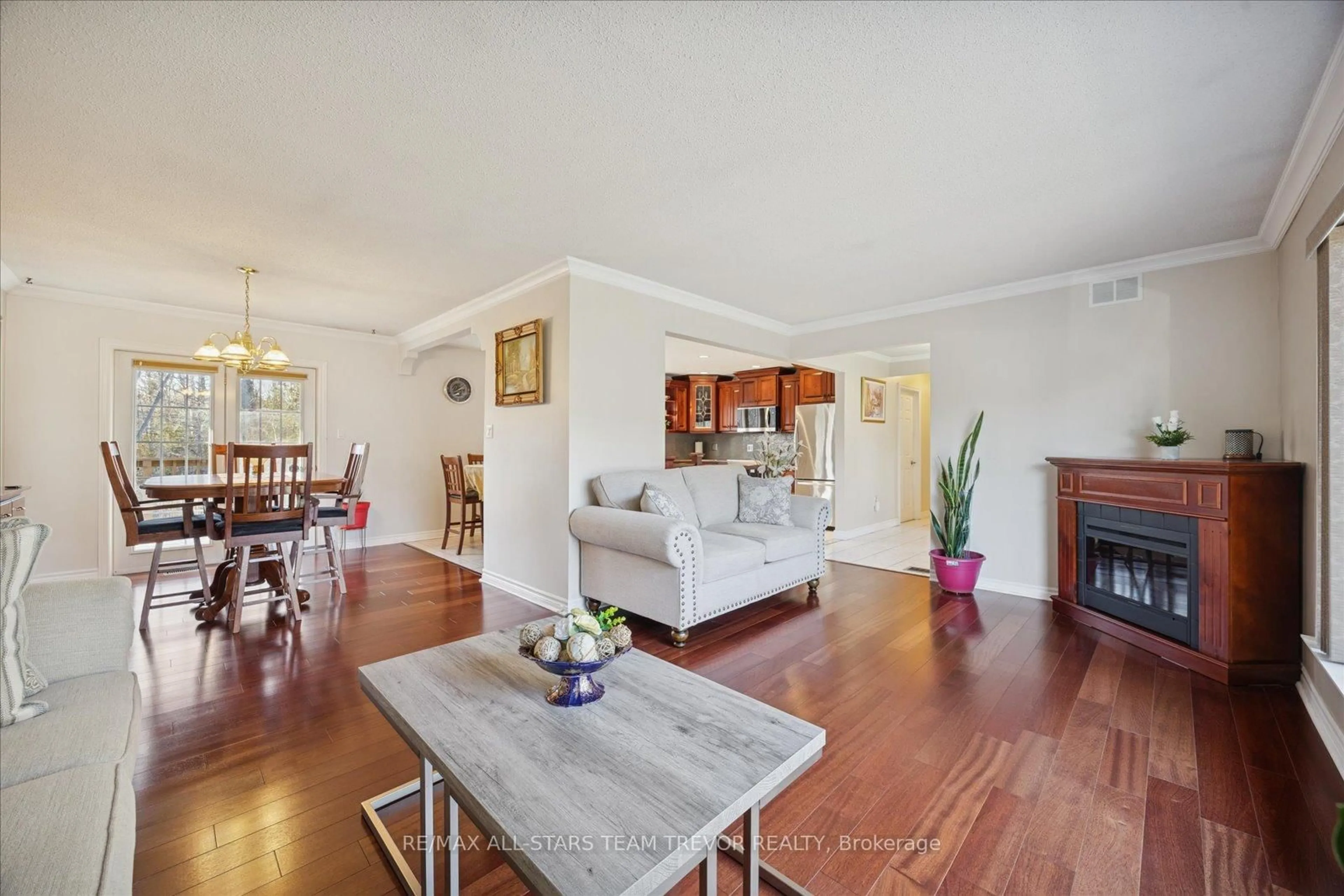 Living room with furniture, unknown for 52 Beaverdale Cres, Georgina Ontario L0E 1N0