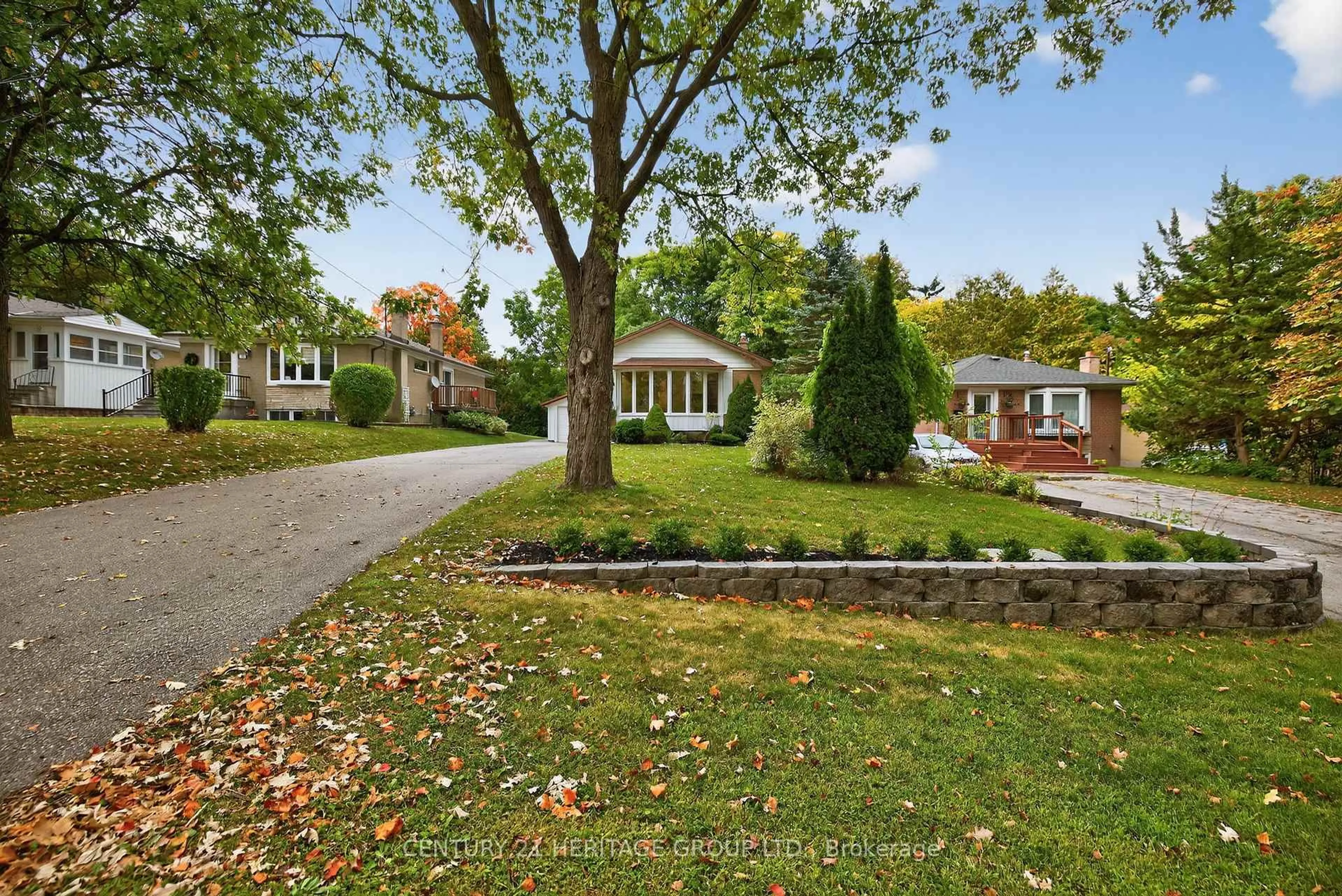 A pic from outside/outdoor area/front of a property/back of a property/a pic from drone, street for 49 Bayview Pkwy, Newmarket Ontario L3Y 3W2