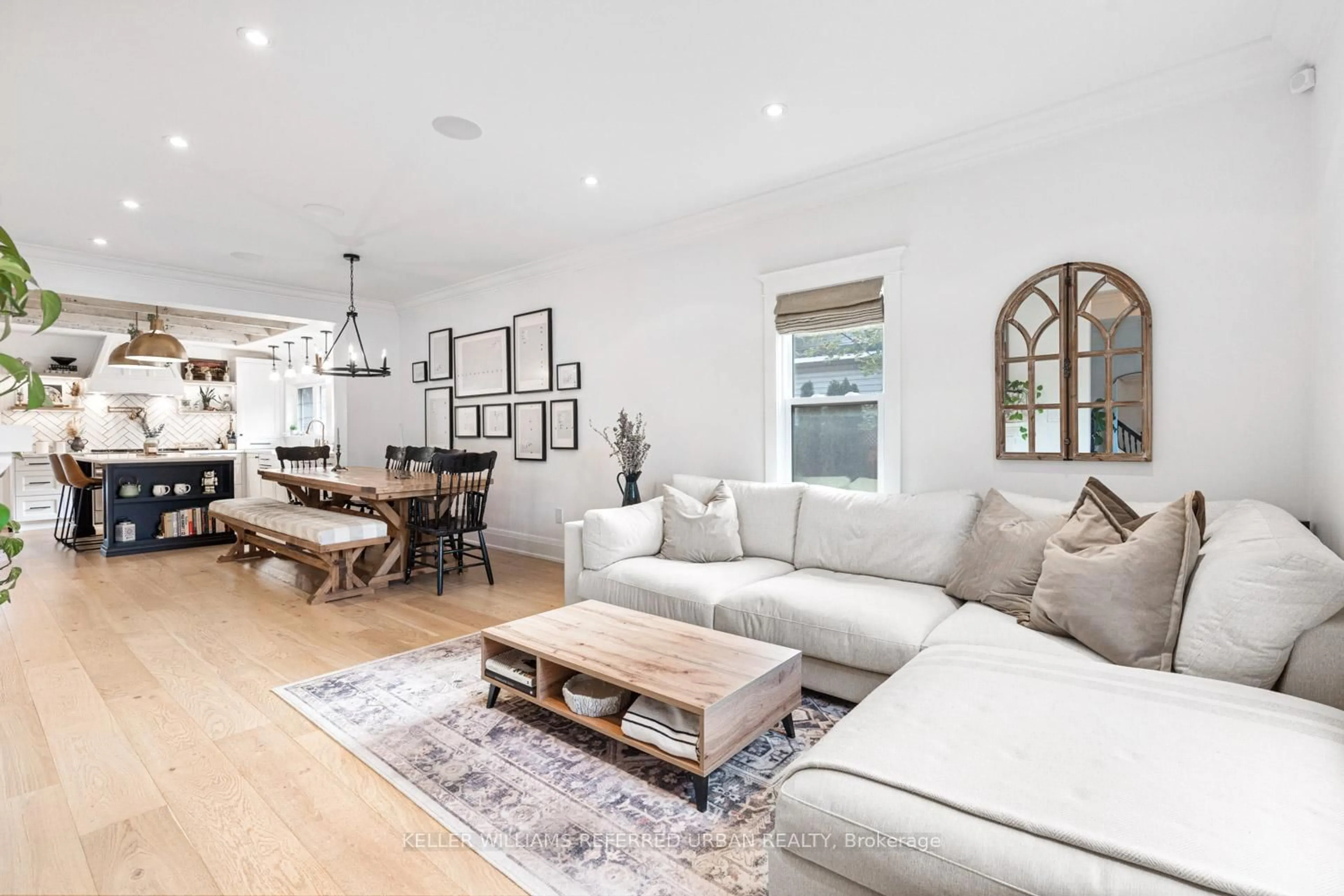 Living room with furniture, unknown for 93 Concession St, Newmarket Ontario L3Y 3W4