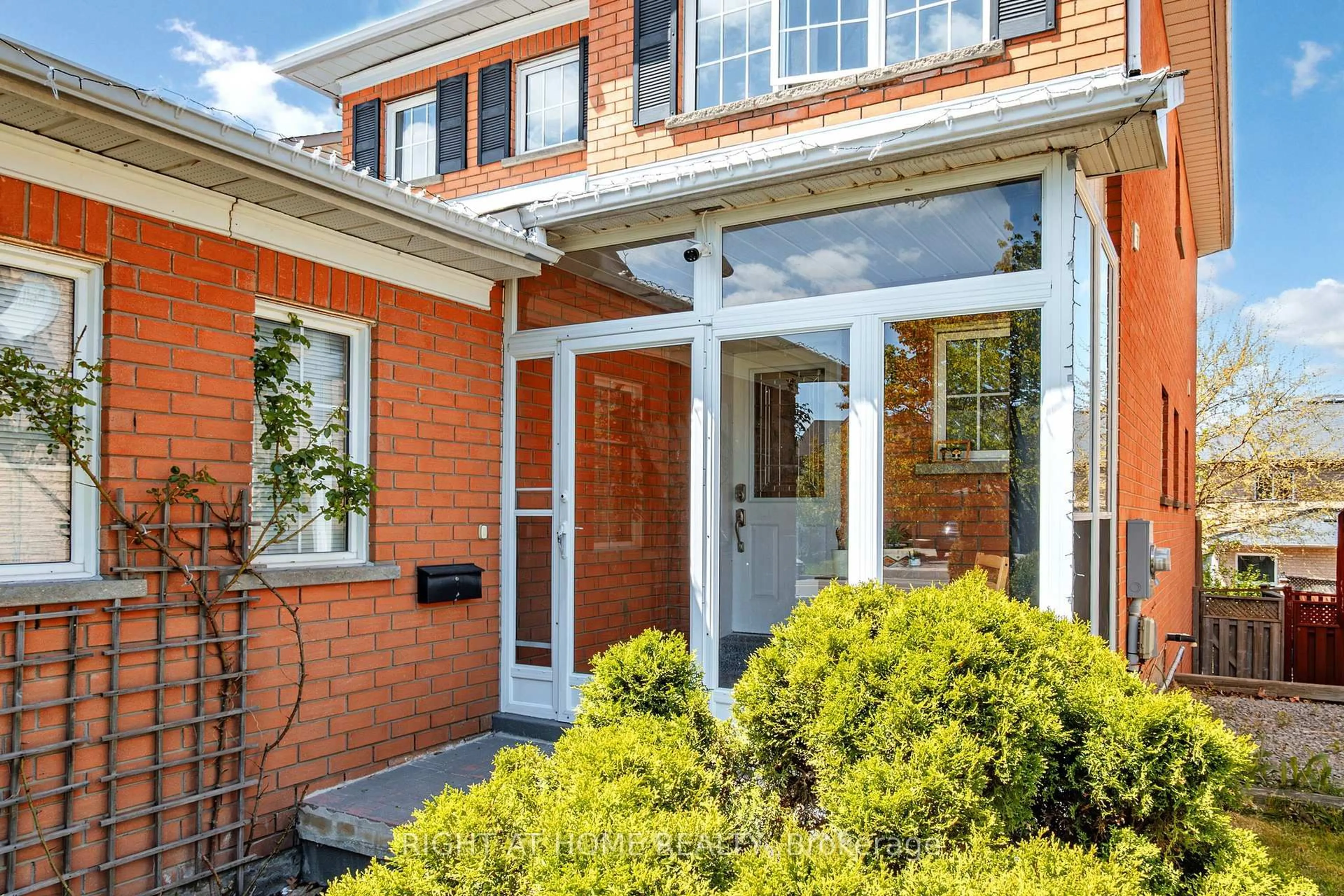 Home with brick exterior material, street for 805 Stonehaven Ave, Newmarket Ontario L3X 2K3