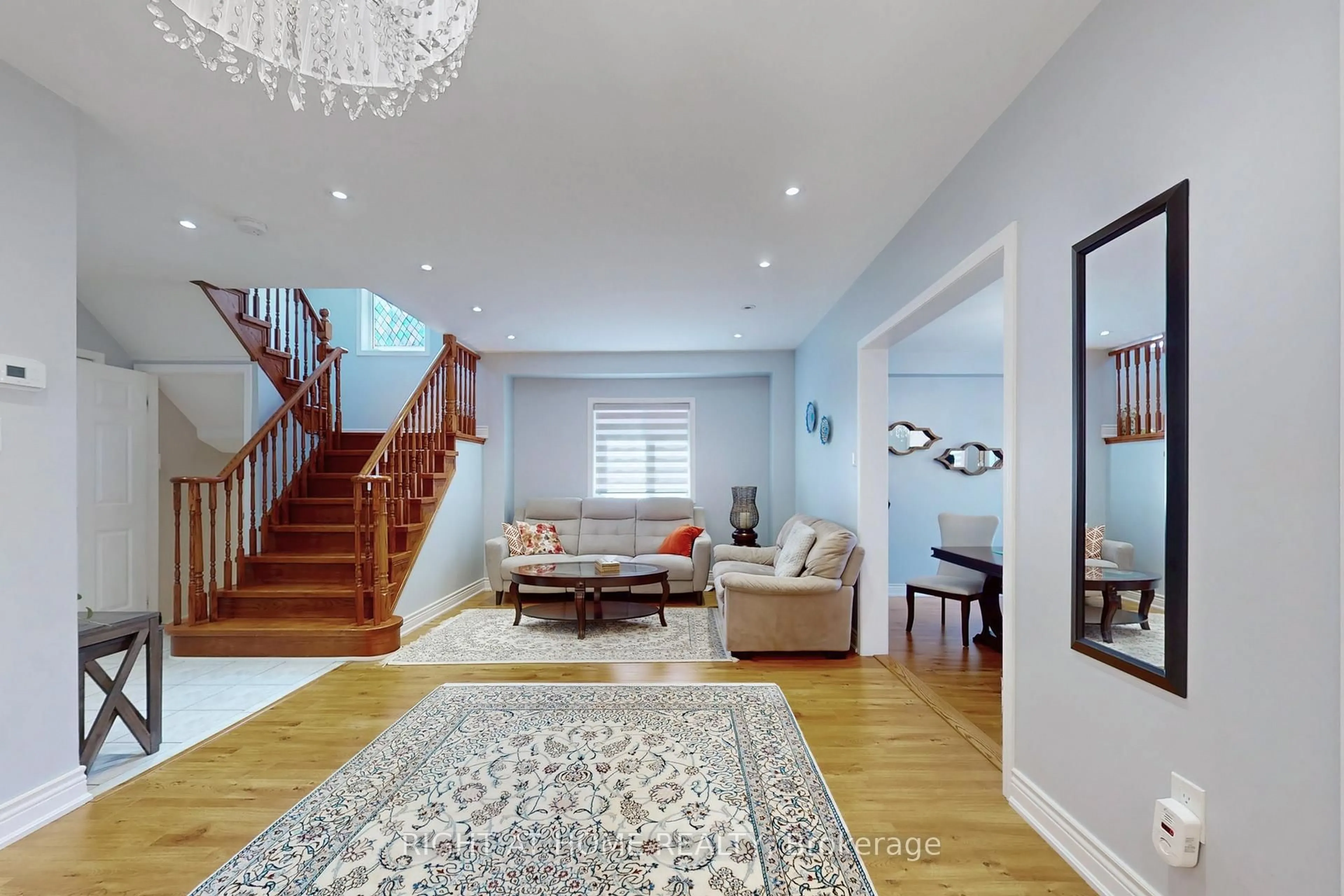 Indoor foyer for 805 Stonehaven Ave, Newmarket Ontario L3X 2K3