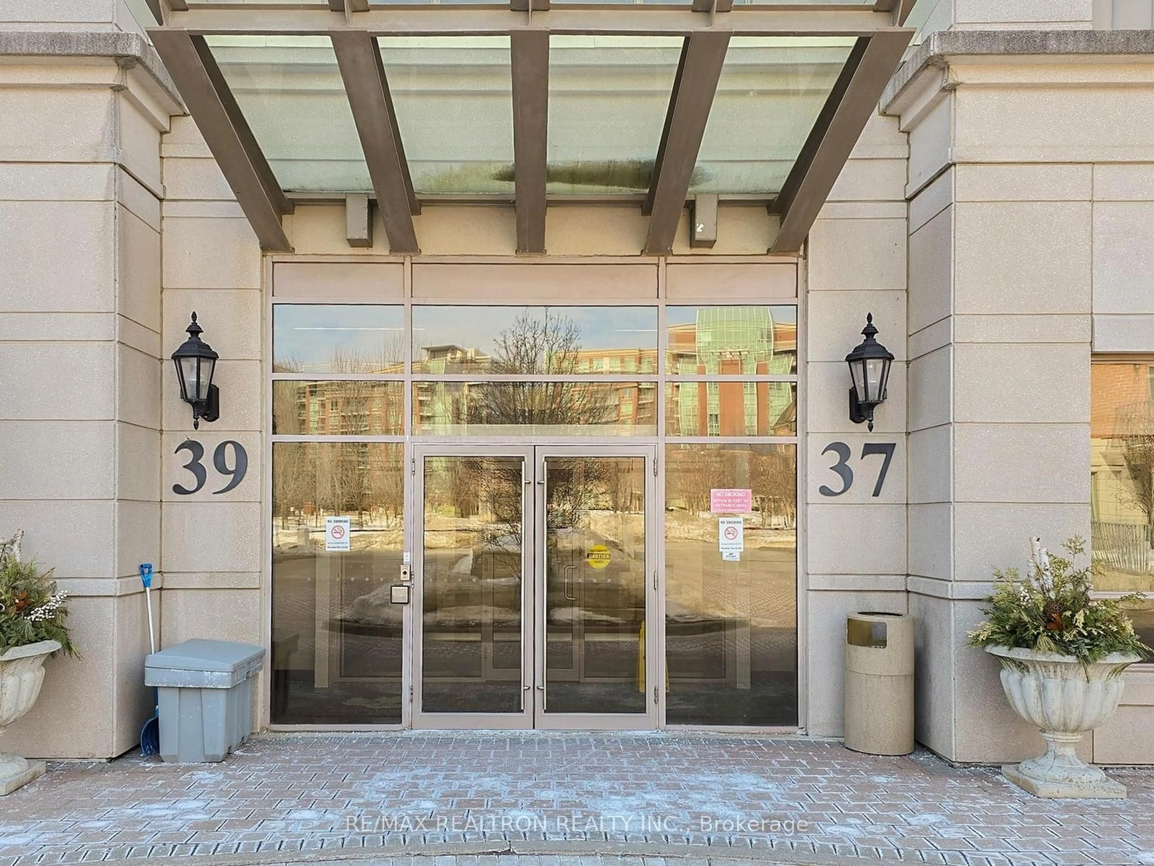 Indoor foyer for 37 Galleria Pkwy #306, Markham Ontario L3T 0A5