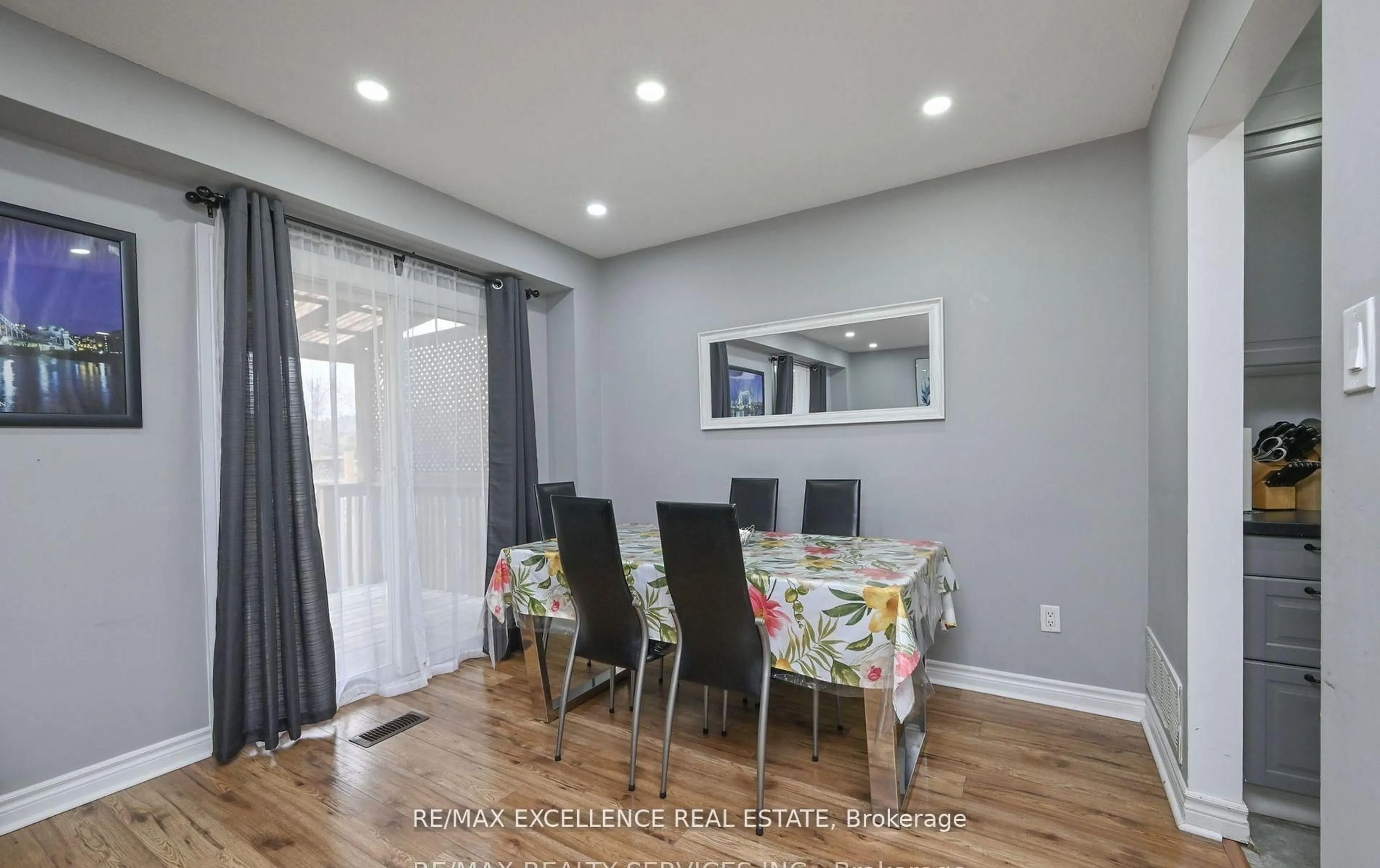 Dining room, wood/laminate floor for 115 Beattie Ave, New Tecumseth Ontario L9K 1C3