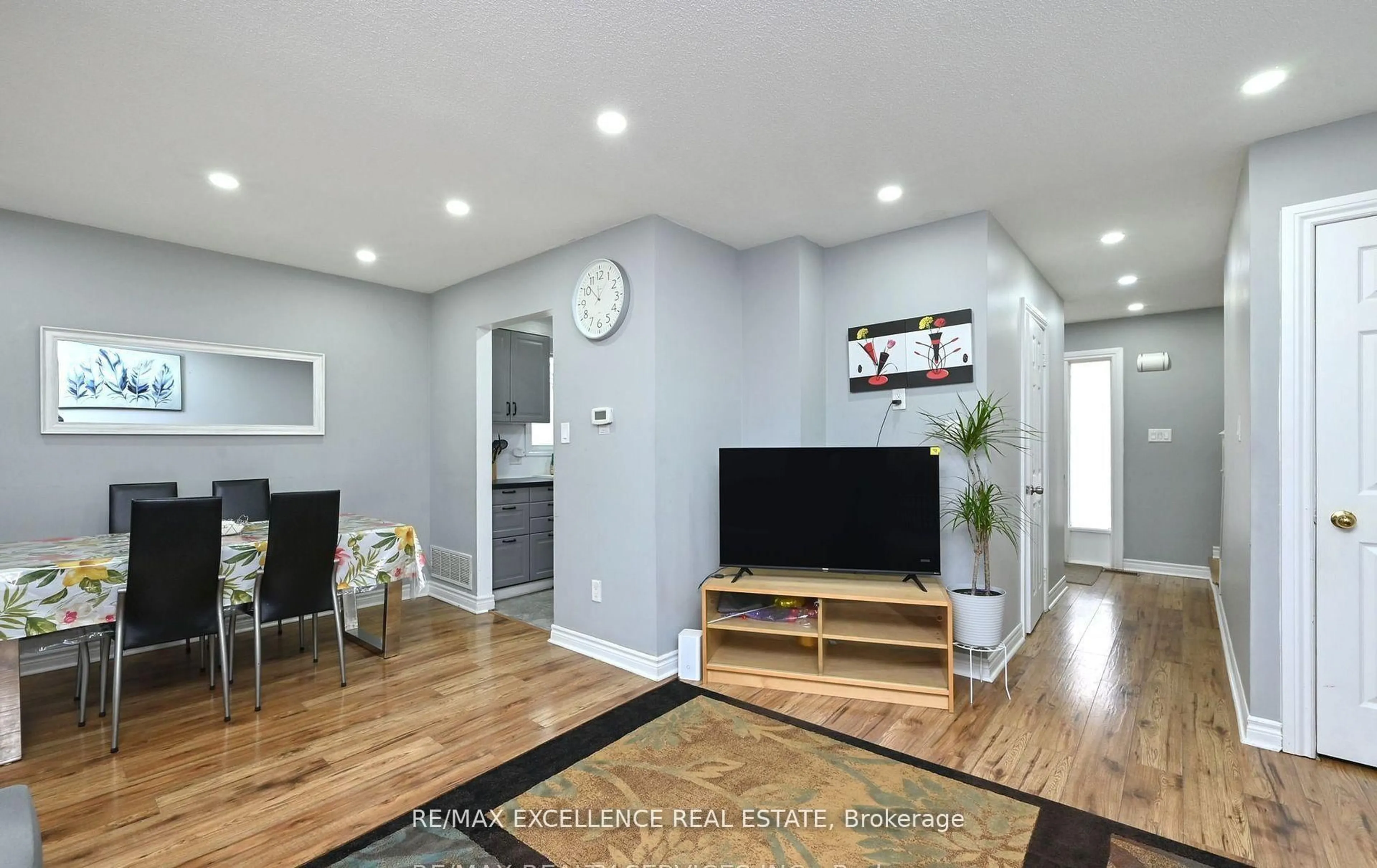 Living room with furniture, wood/laminate floor for 115 Beattie Ave, New Tecumseth Ontario L9K 1C3