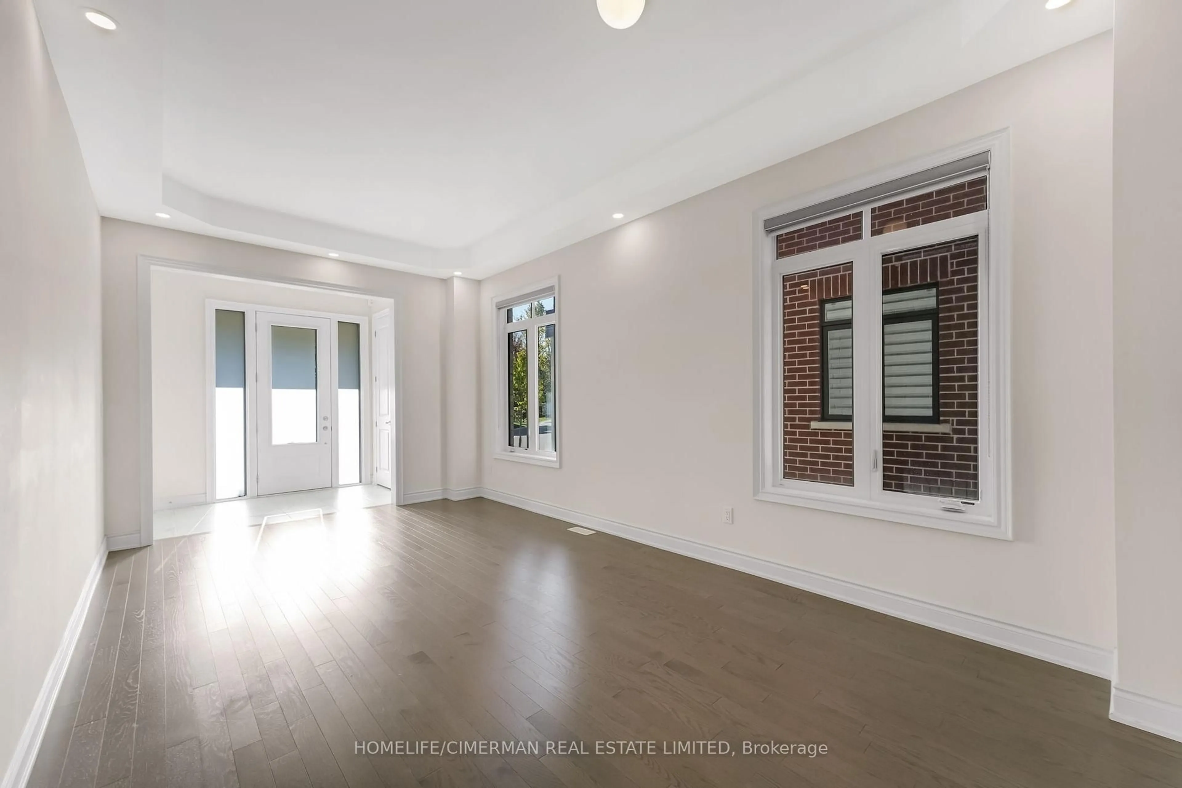 Indoor foyer for 99 Black Walnut Crt, Aurora Ontario L4G 3Y2