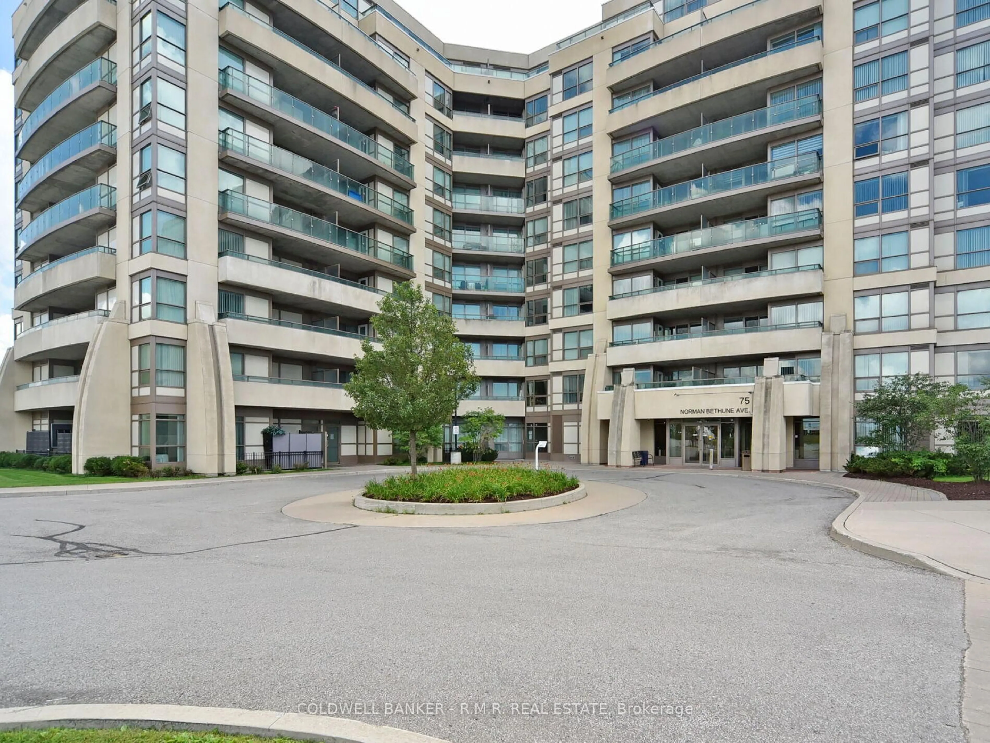 Indoor foyer for 75 Norman Bethune Ave #211, Richmond Hill Ontario L4B 0B6