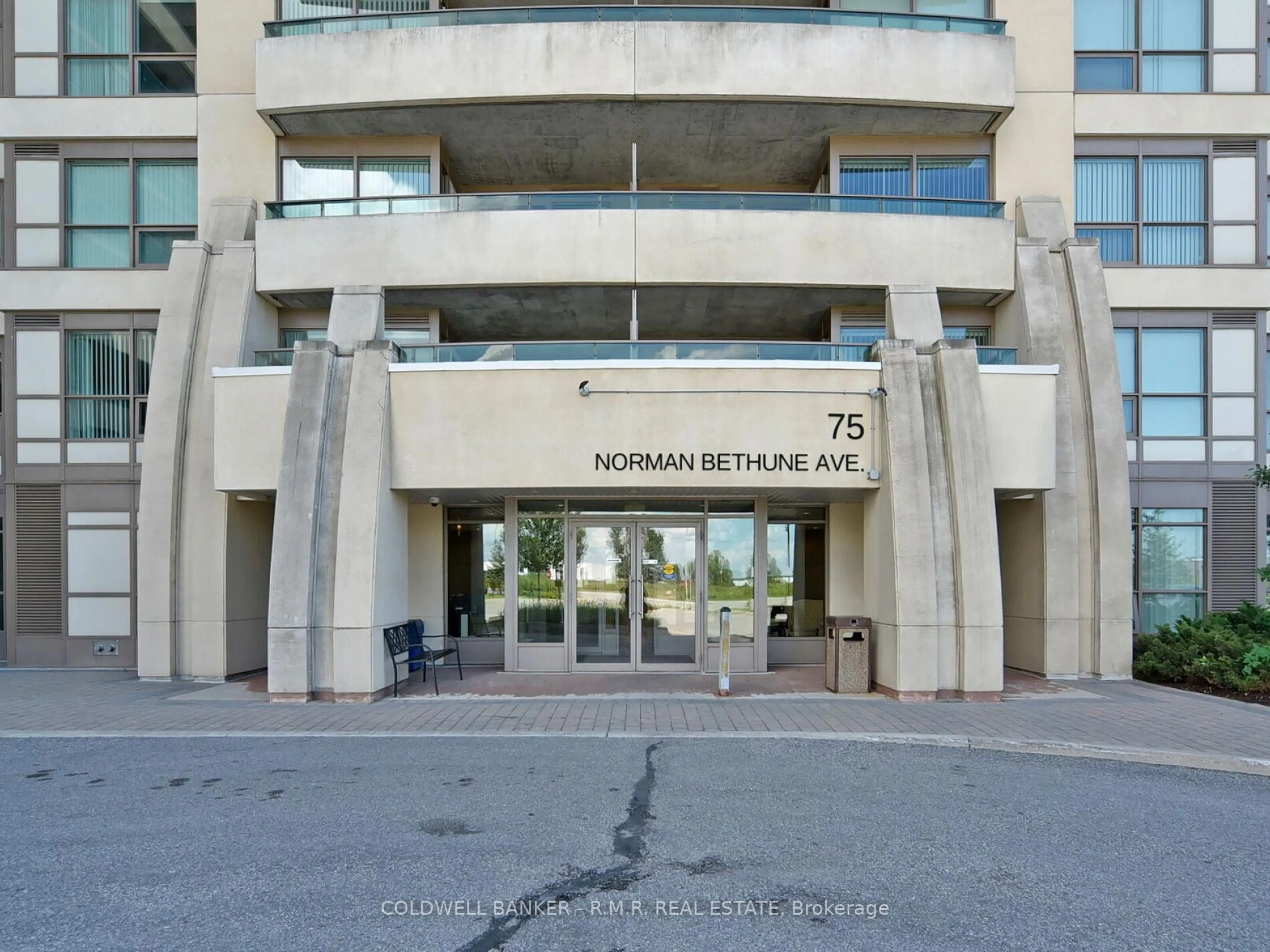 Indoor foyer for 75 Norman Bethune Ave #211, Richmond Hill Ontario L4B 0B6