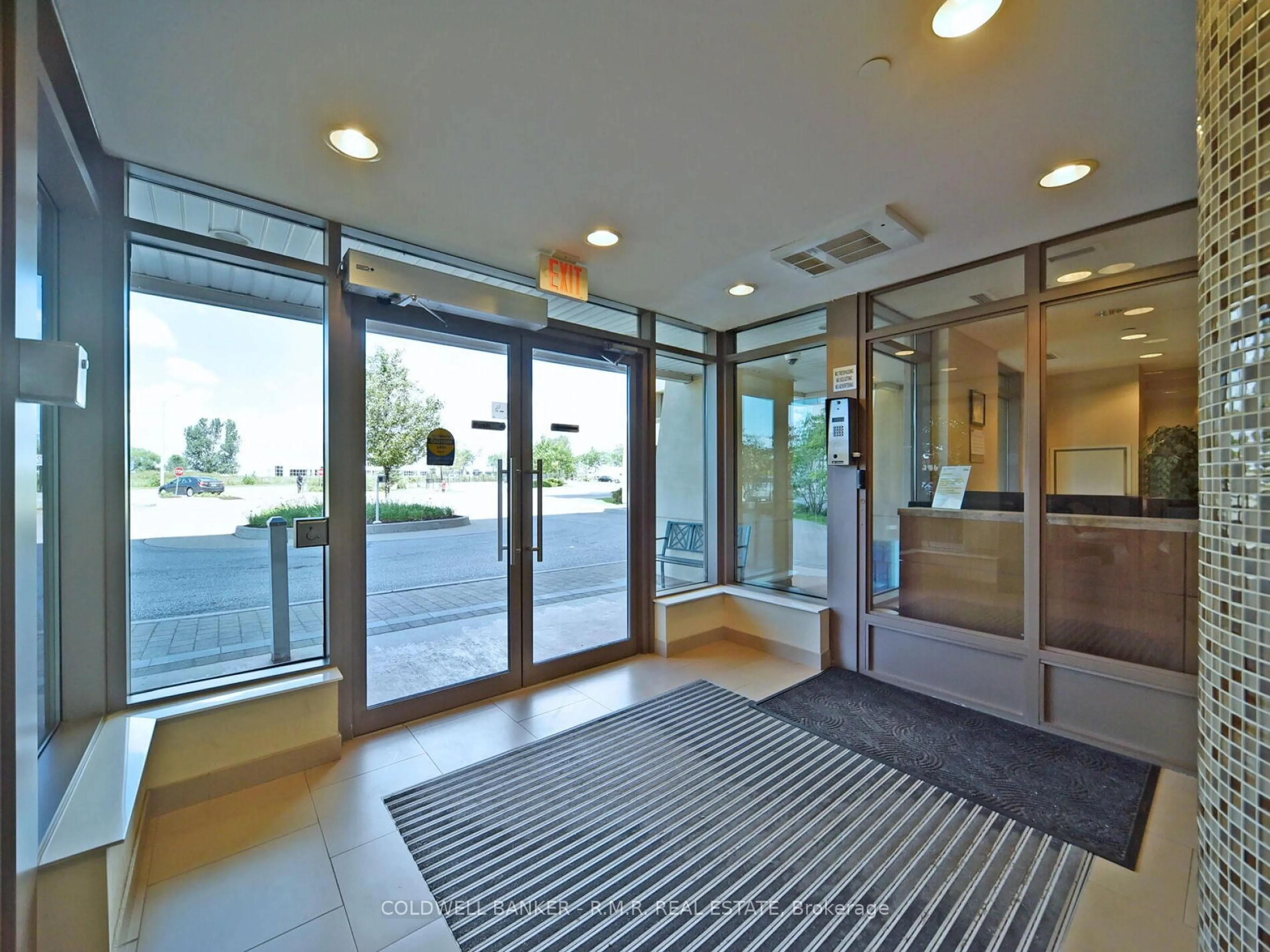 Indoor foyer for 75 Norman Bethune Ave #211, Richmond Hill Ontario L4B 0B6