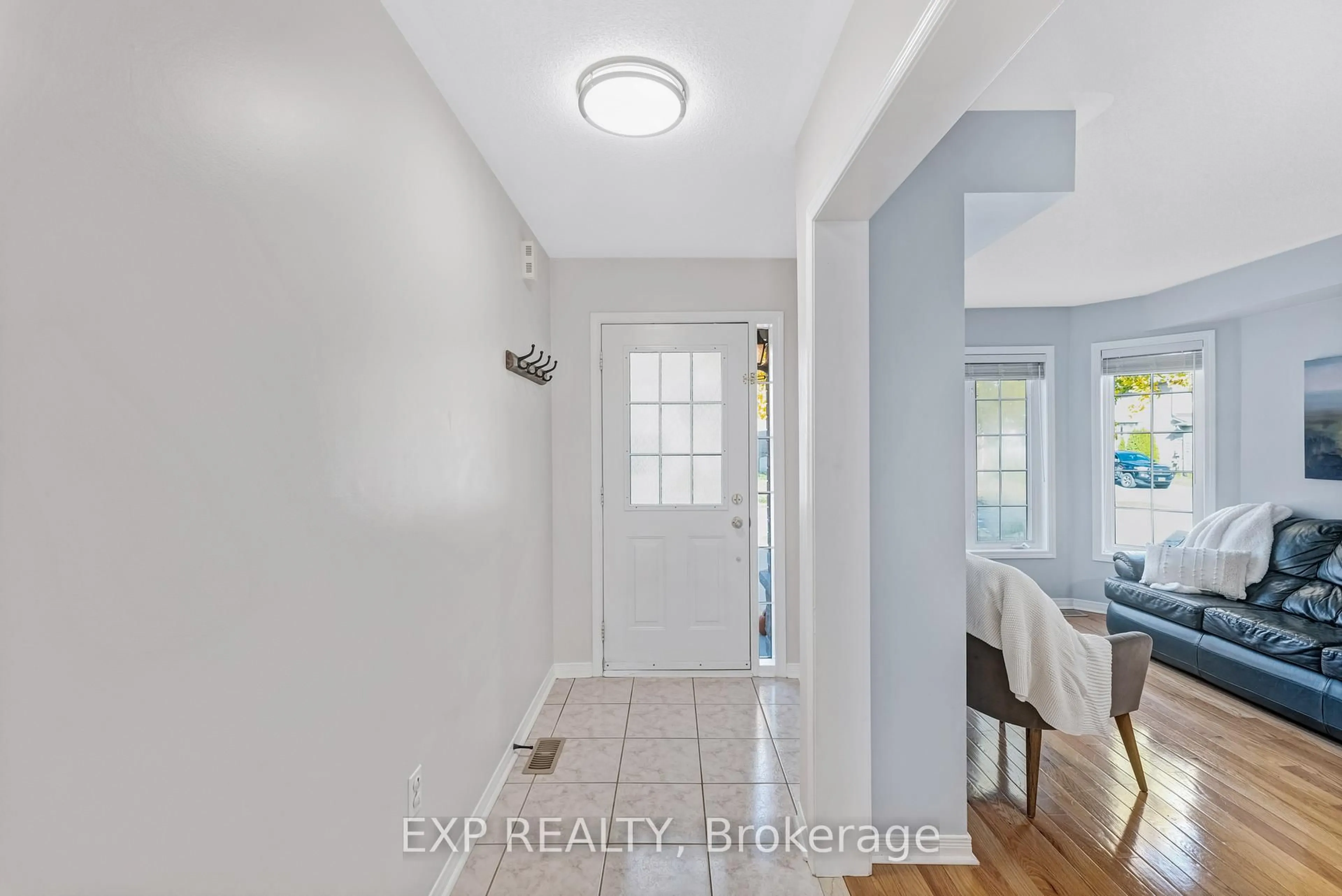 Indoor entryway for 168 Wainscot Ave, Newmarket Ontario L3X 2X4