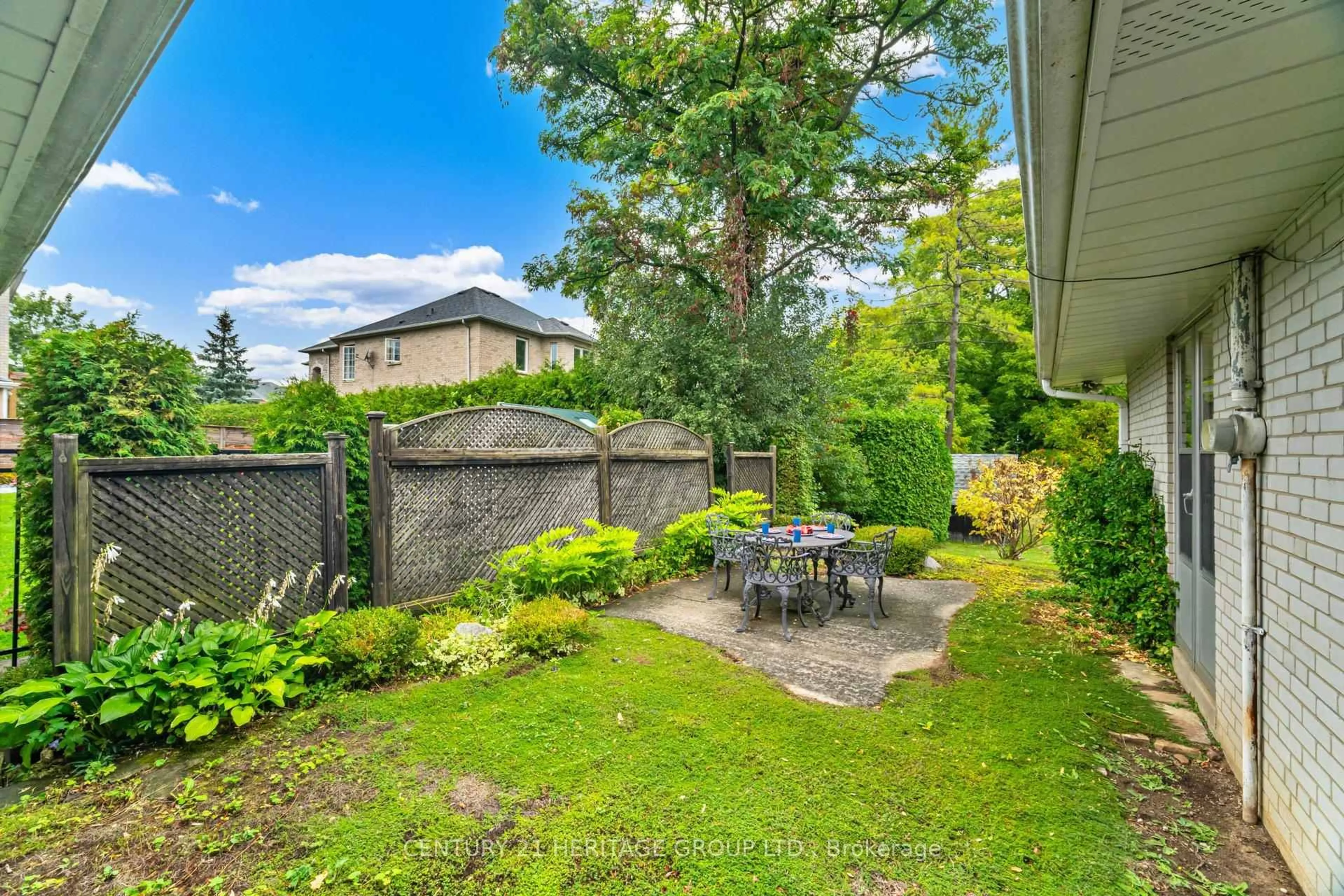 Patio, street for 22 Poplar Dr, Richmond Hill Ontario L4E 2X6