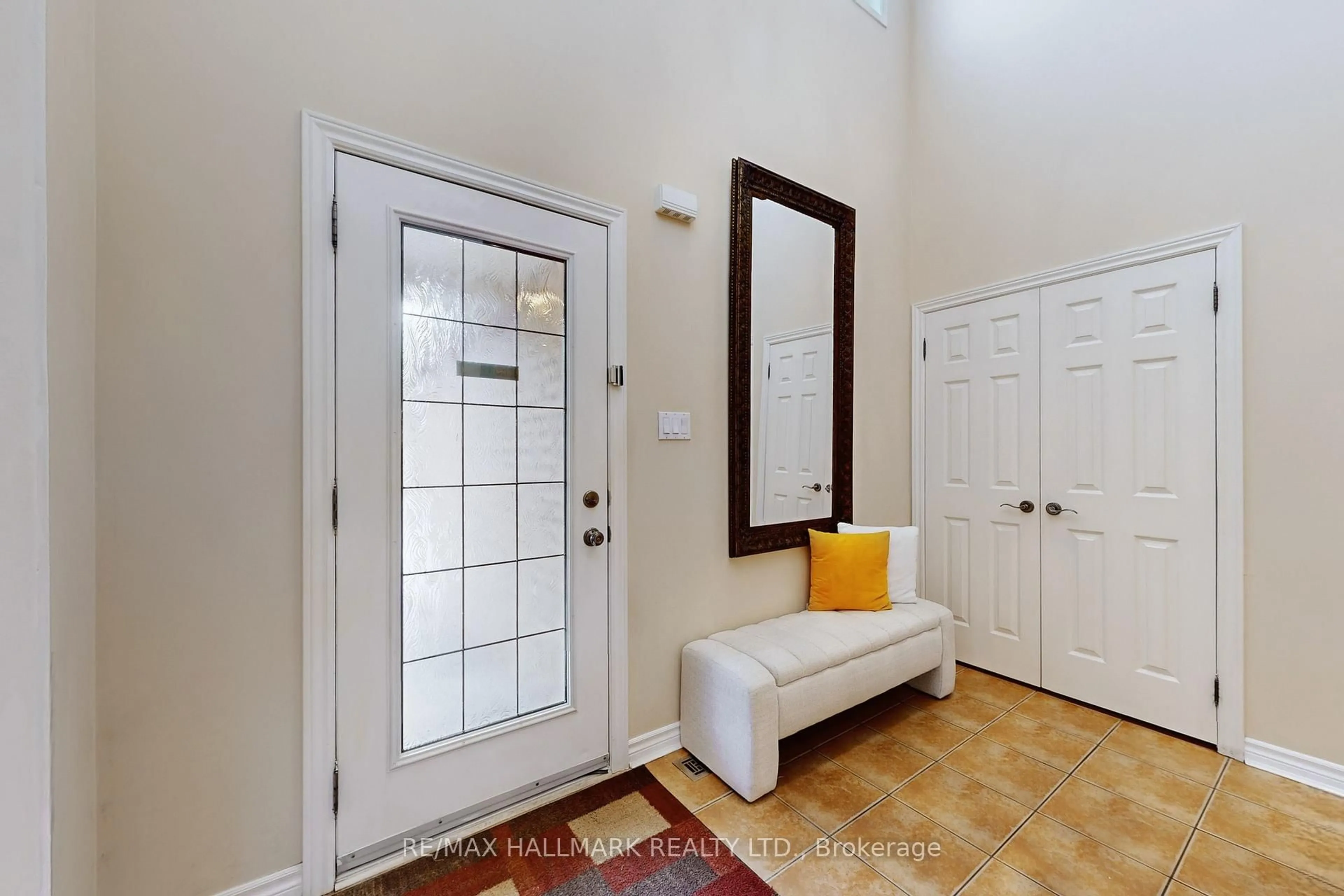Indoor entryway for 20 Palomino Dr, Richmond Hill Ontario L4C 0P8