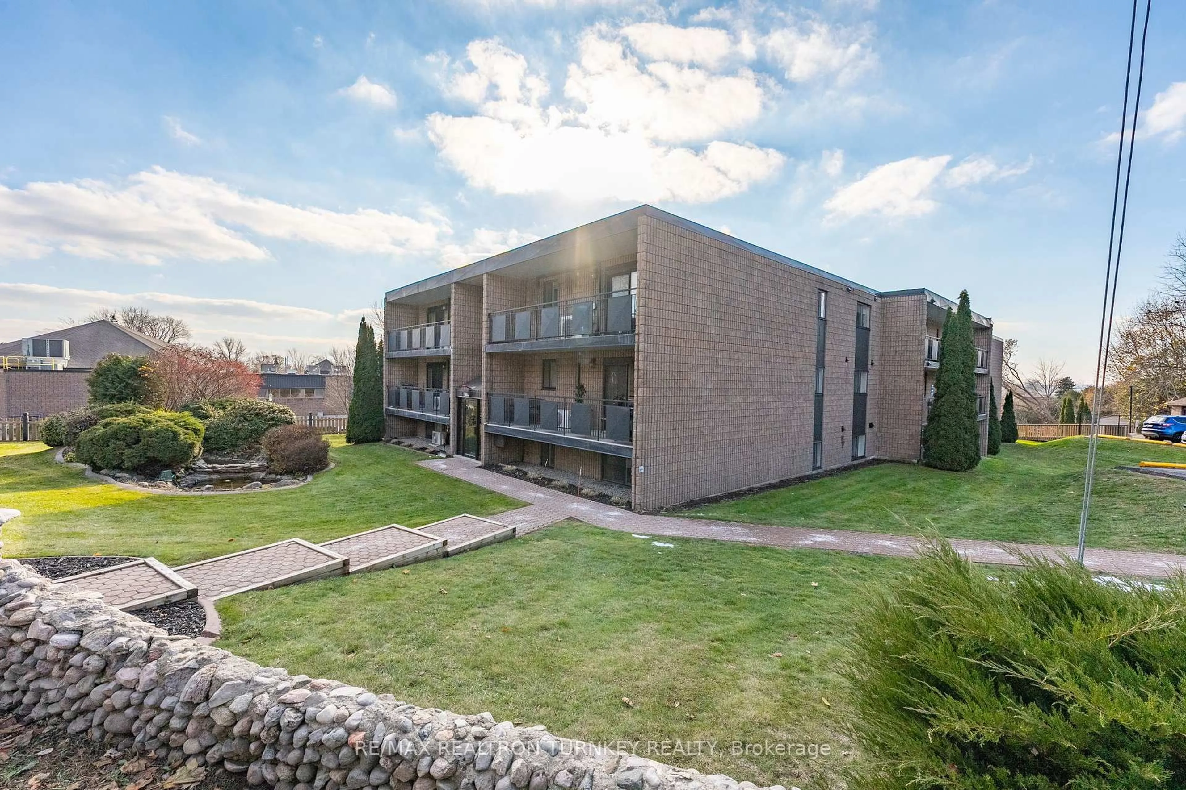 A pic from outside/outdoor area/front of a property/back of a property/a pic from drone, building for 74 The Queensway #102, Georgina Ontario L4P 1Z3