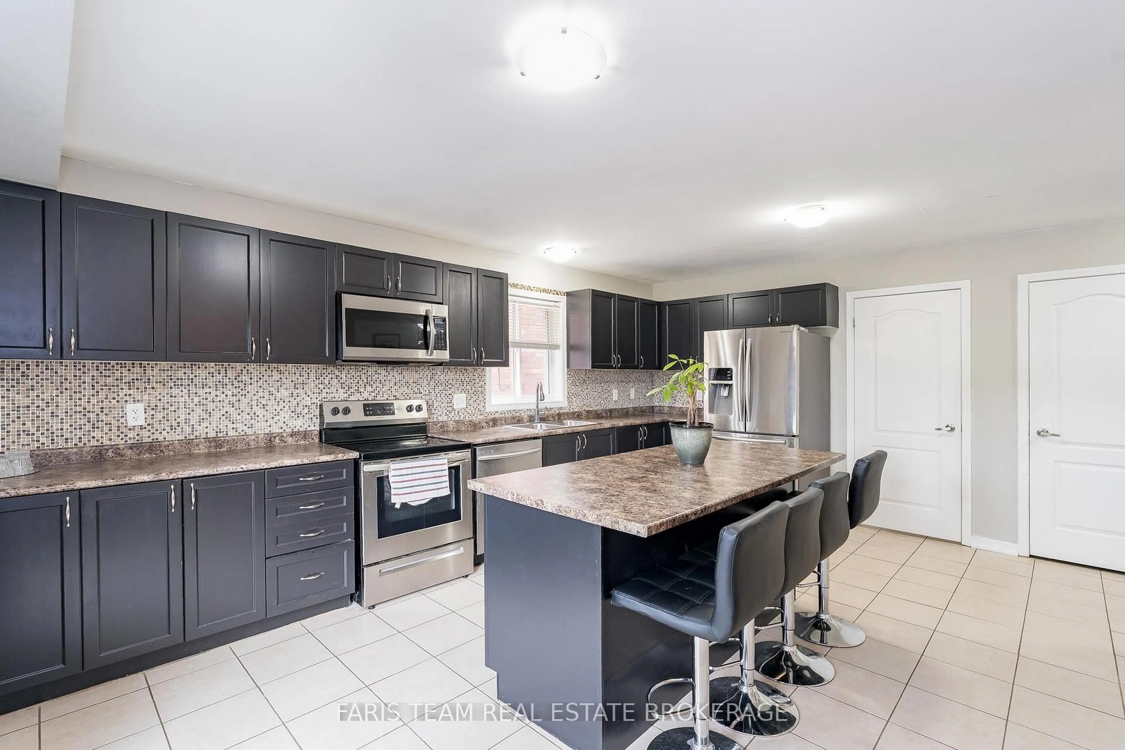 Open concept kitchen, ceramic/tile floor for 1373 Hunter St, Innisfil Ontario L9S 0H5