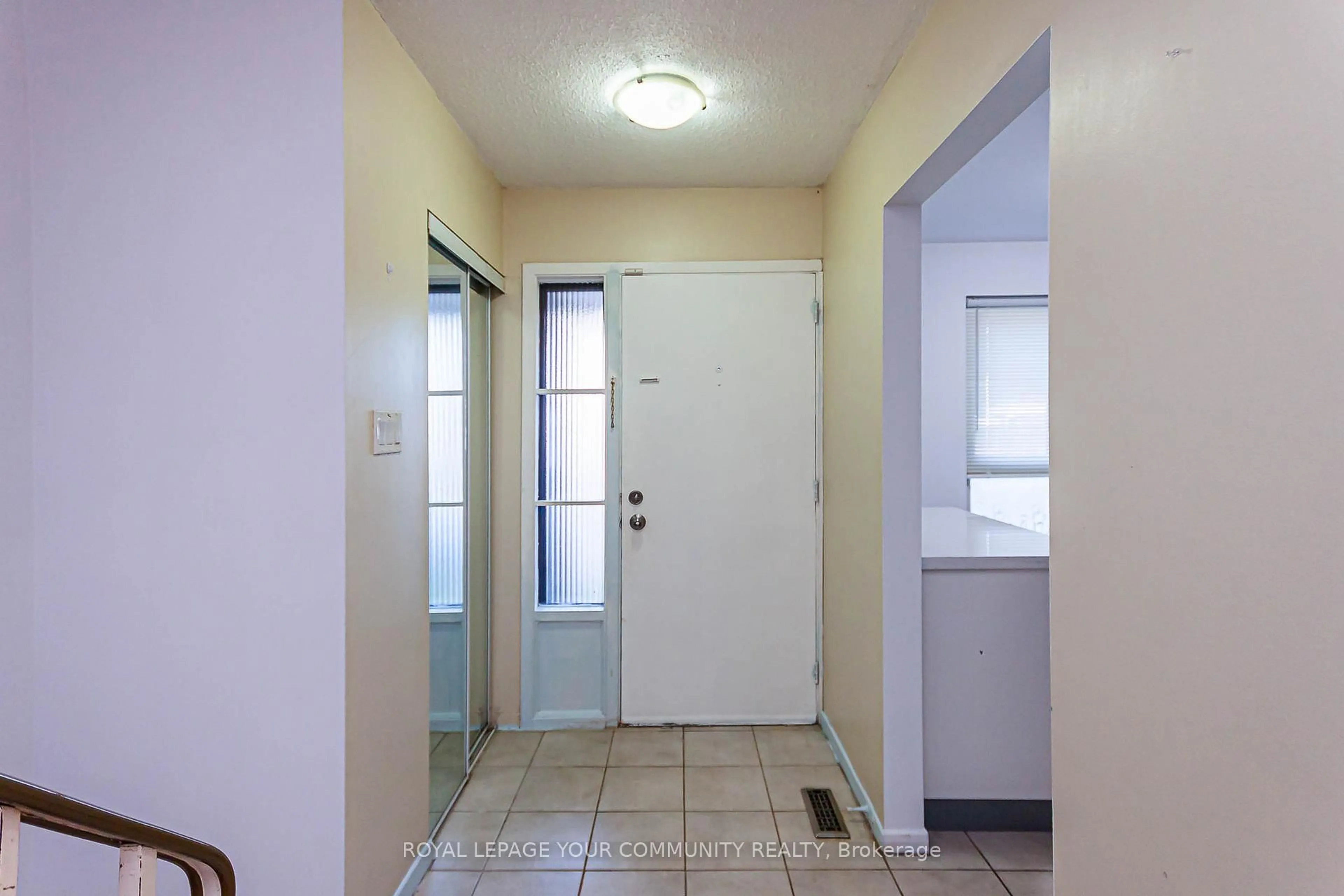 Indoor entryway for 189 Springhead Gdns #22, Richmond Hill Ontario L4C 5C7