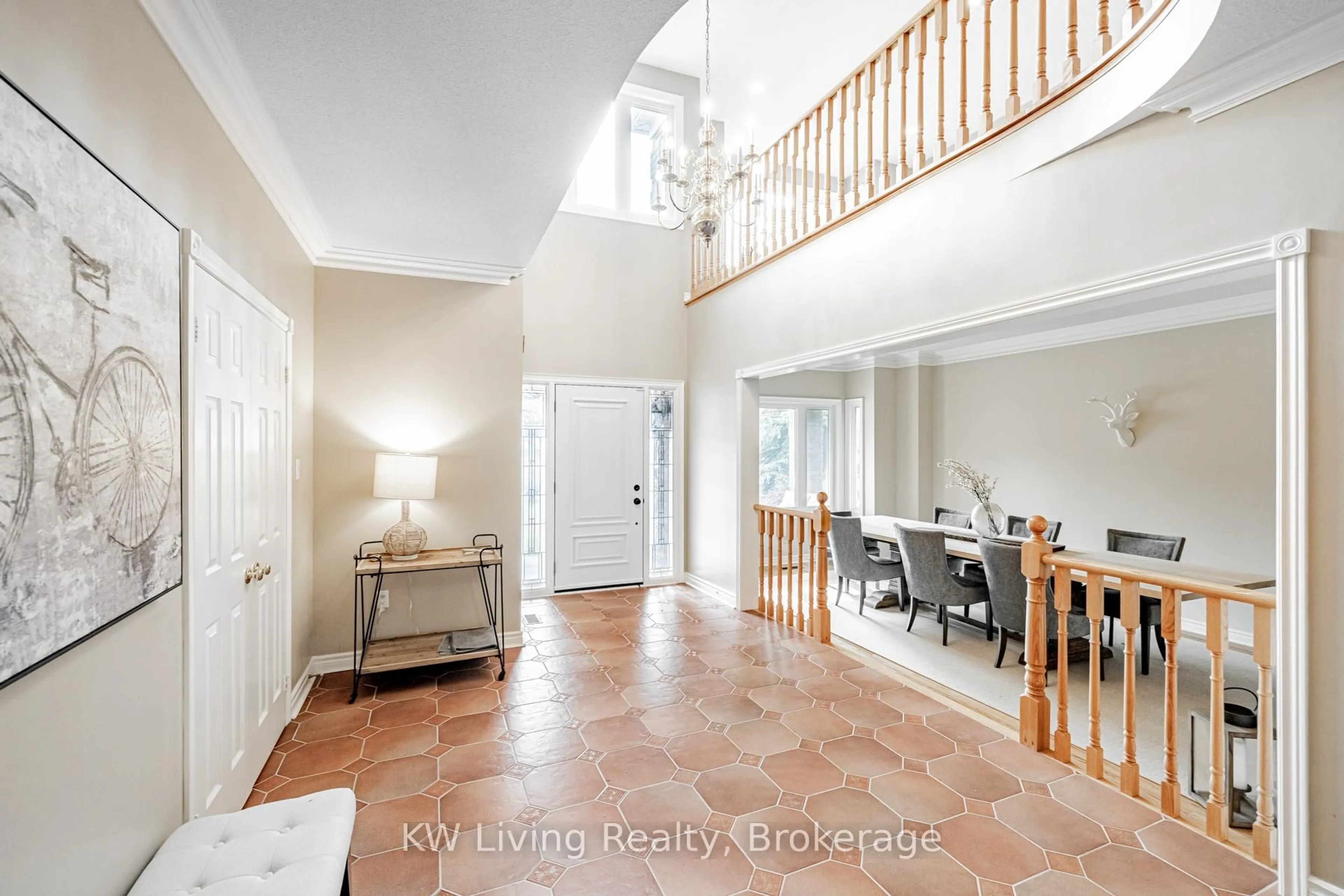 Indoor foyer for 959 Lockwood Circ, Newmarket Ontario L3X 1M1