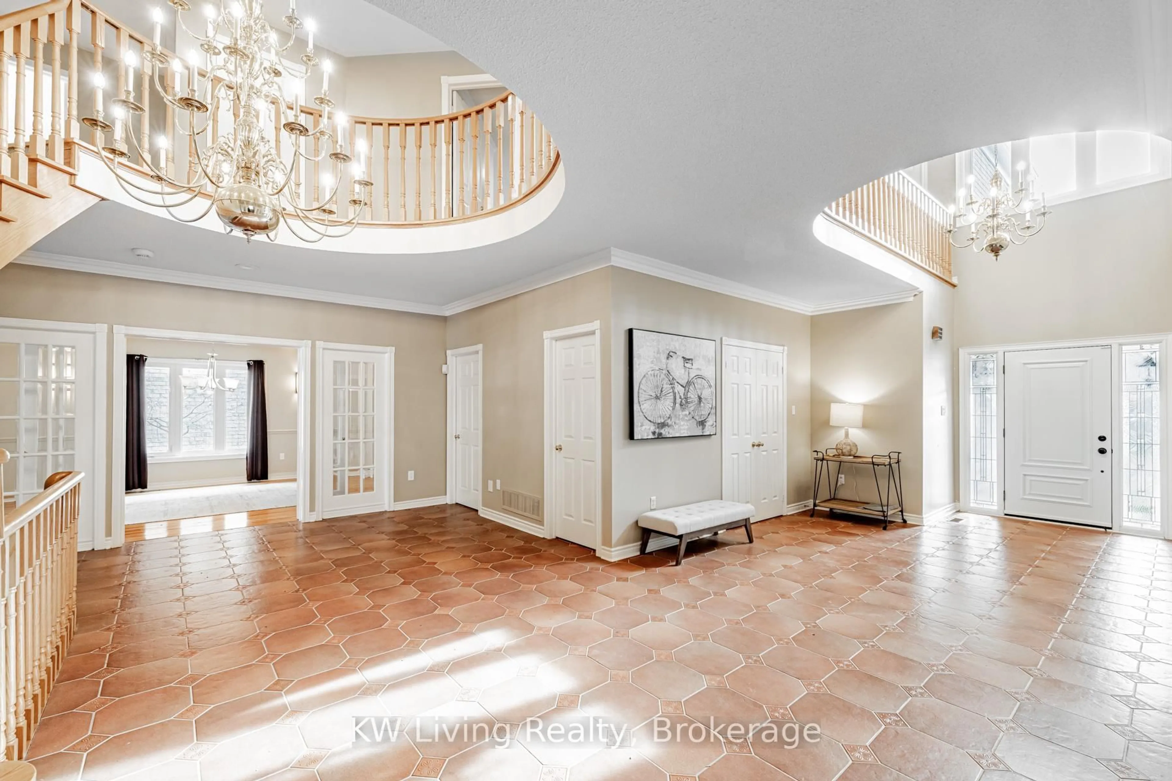 Indoor foyer for 959 Lockwood Circ, Newmarket Ontario L3X 1M1