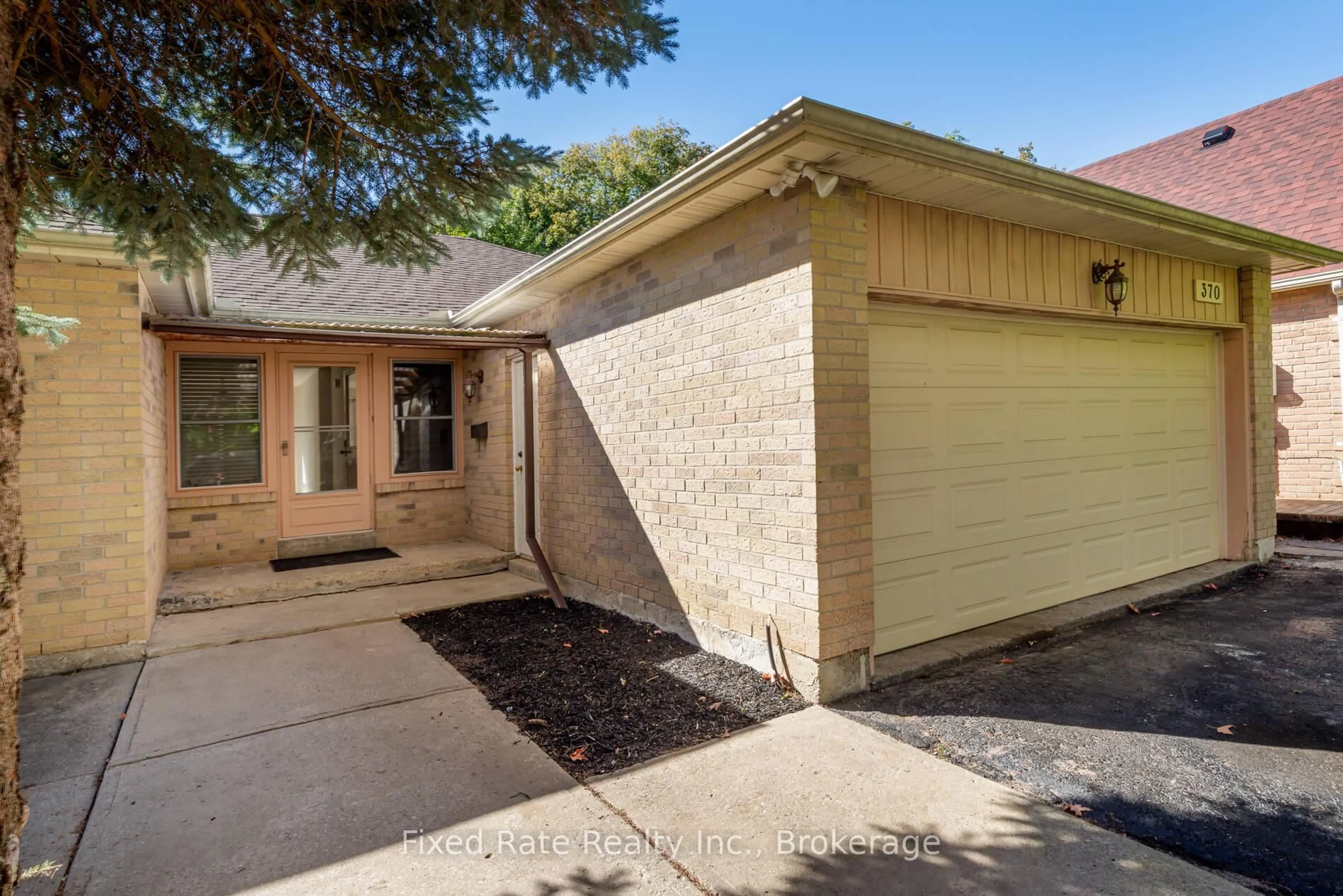 Home with brick exterior material, street for 370 Selby Cres, Newmarket Ontario L3Y 6E1