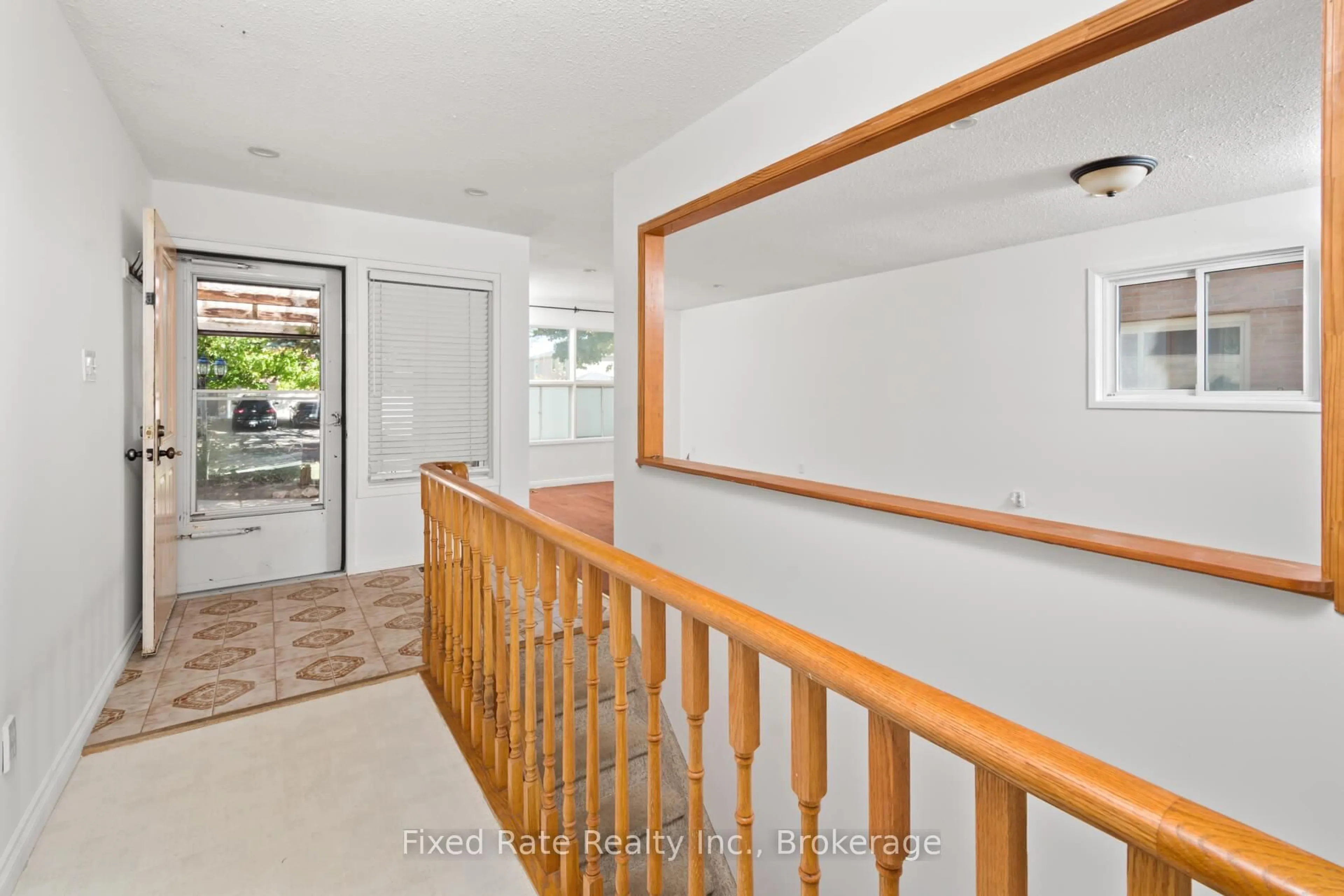 Indoor entryway for 370 Selby Cres, Newmarket Ontario L3Y 6E1