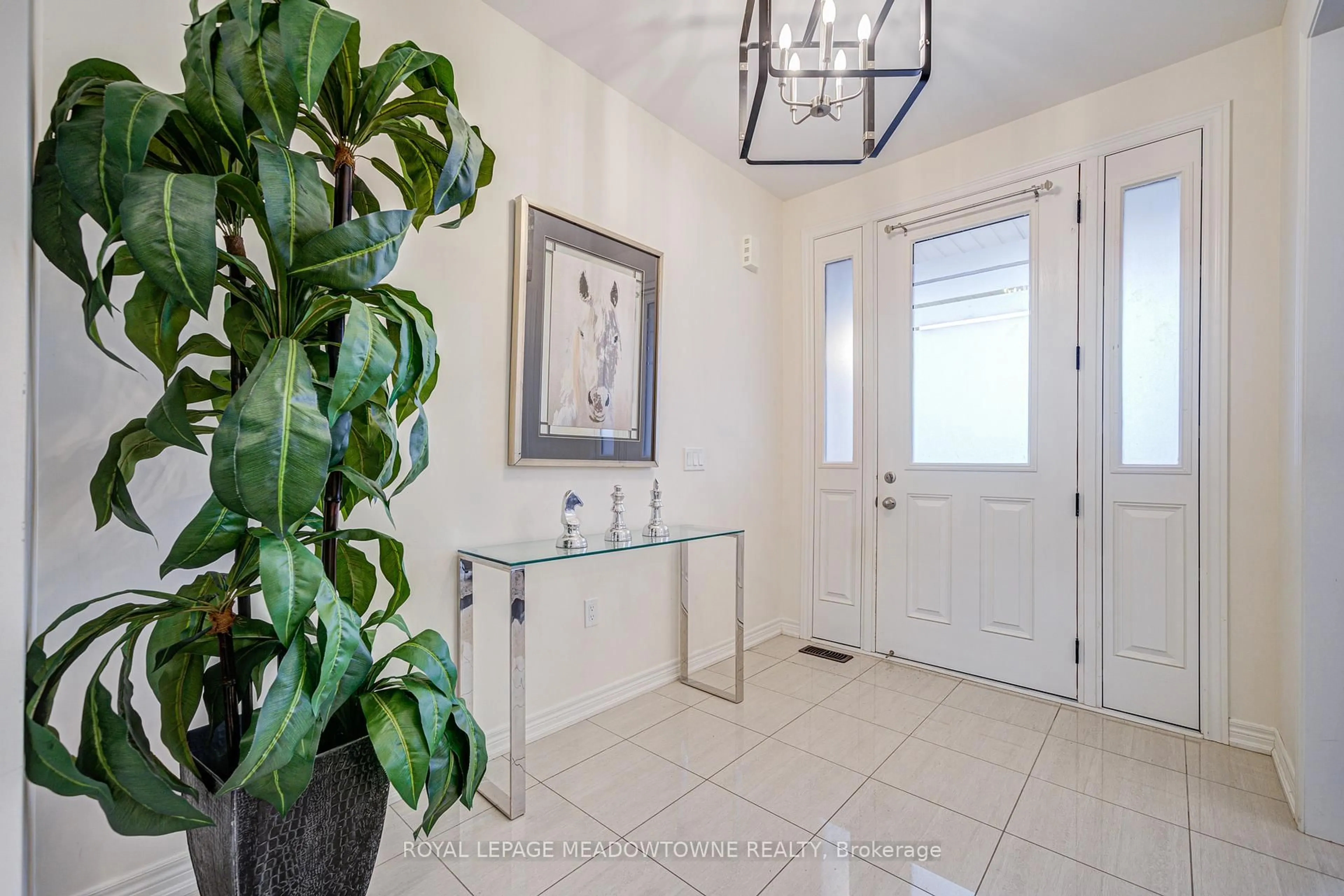 Indoor entryway for 95 Beckett Ave, East Gwillimbury Ontario L9N 0S6