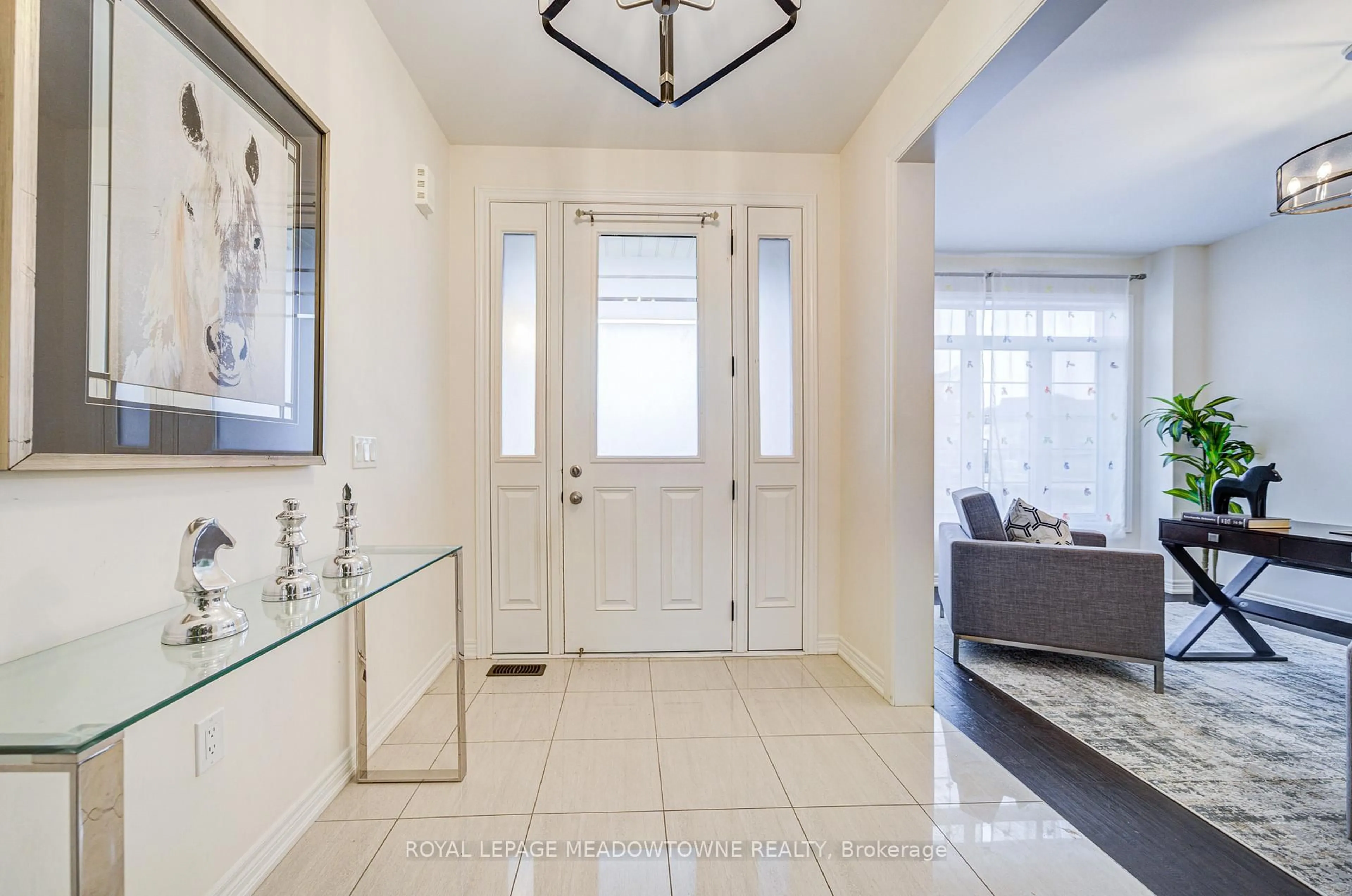 Indoor entryway for 95 Beckett Ave, East Gwillimbury Ontario L9N 0S6