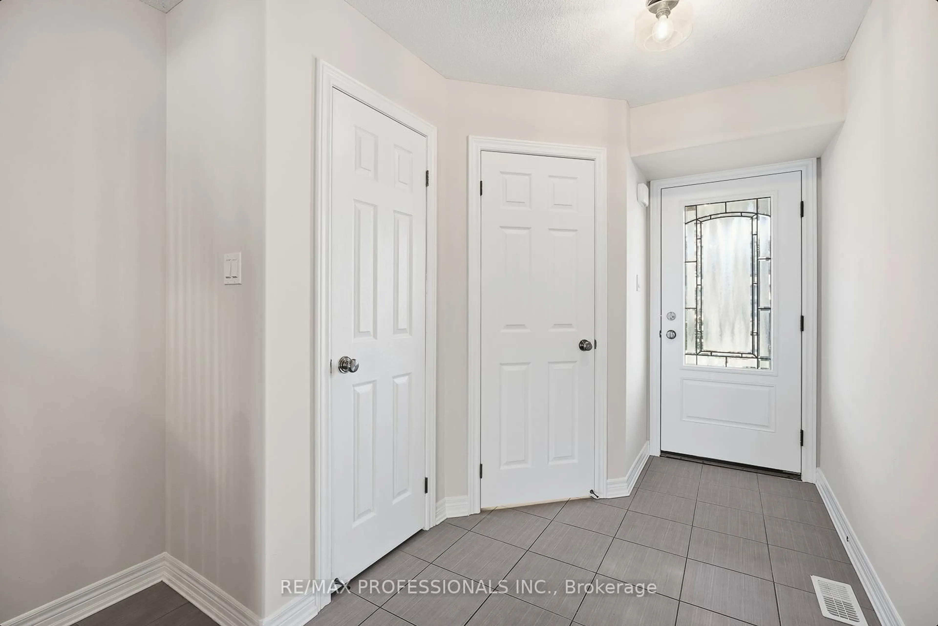 Indoor entryway for 183 Hutchinson Dr, New Tecumseth Ontario L9R 1M4