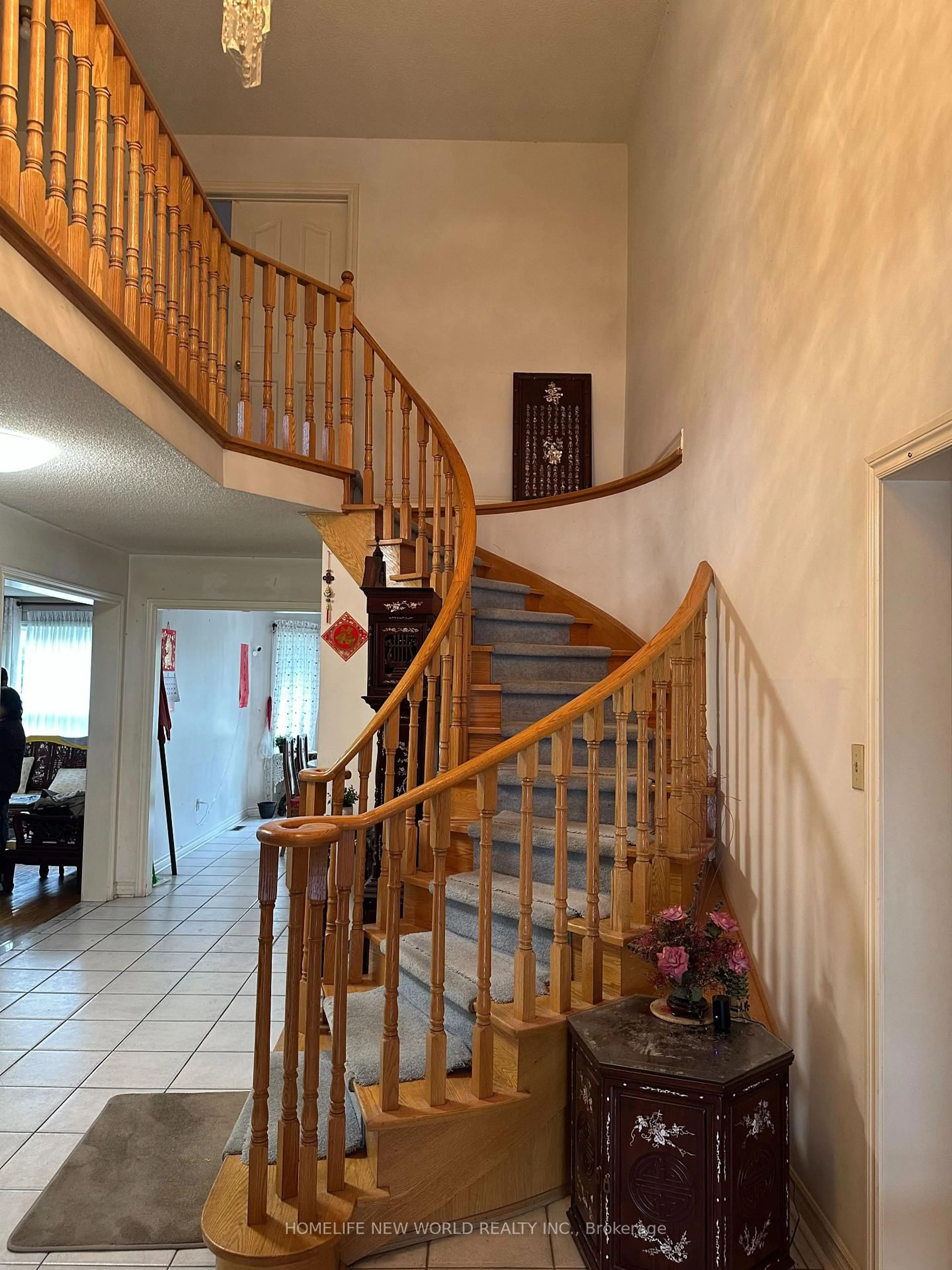 Indoor foyer for 19 Leno Mills Ave, Richmond Hill Ontario L4S 1J3