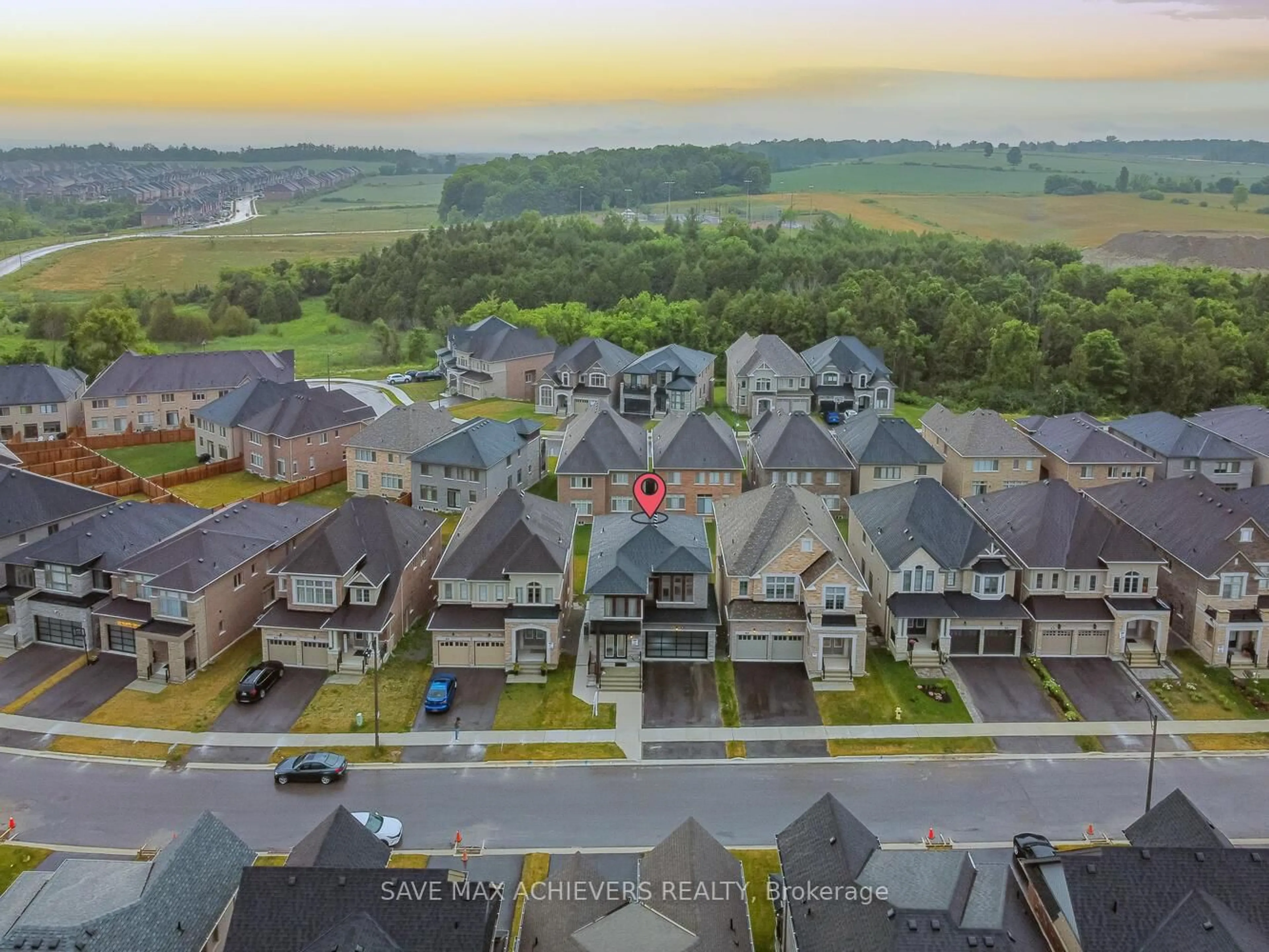 A pic from outside/outdoor area/front of a property/back of a property/a pic from drone, water/lake/river/ocean view for 74 KENTLEDGE AV Ave, East Gwillimbury Ontario L9N 0V9